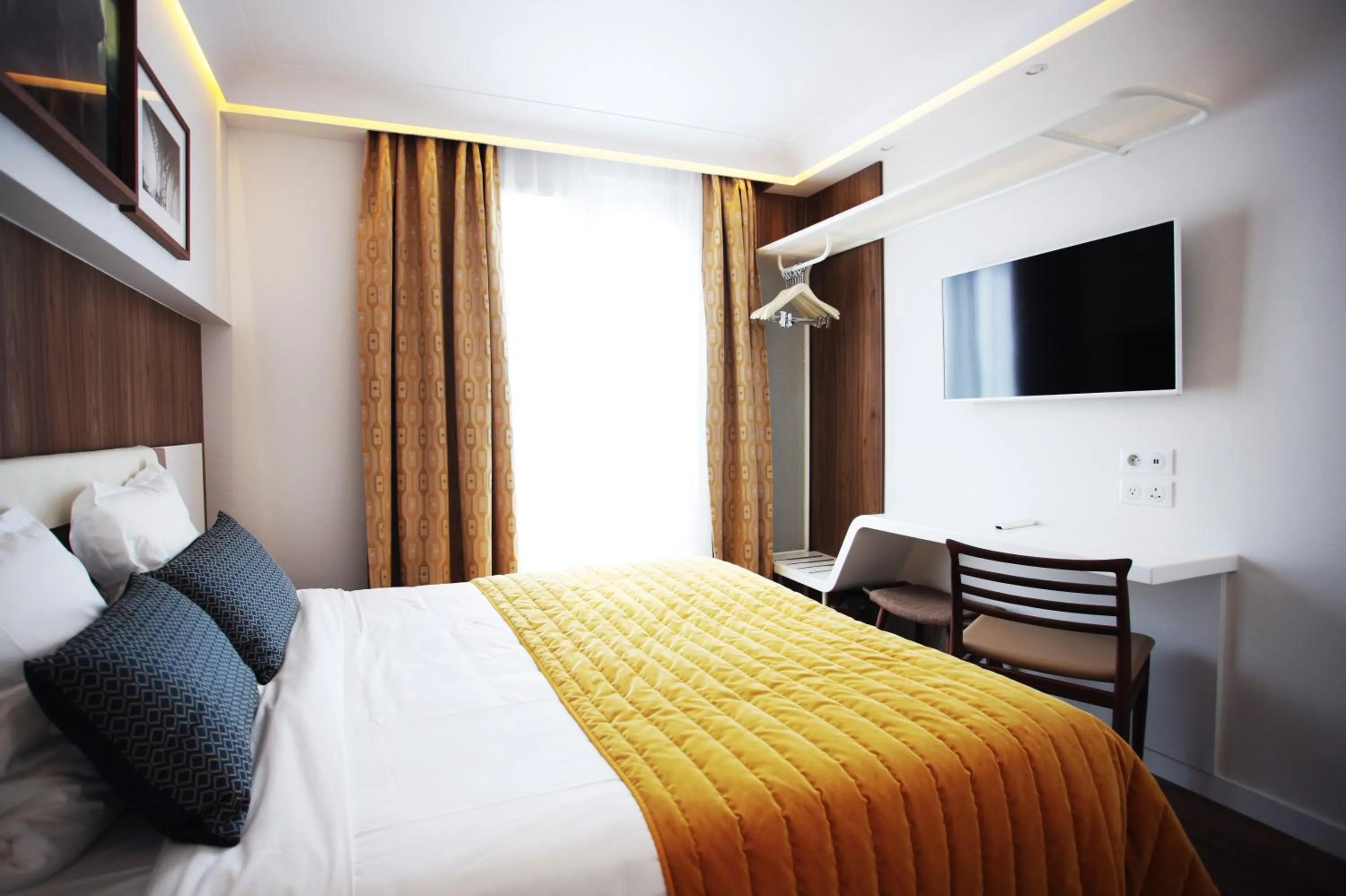 Superior Room in Hôtel Eiffel Turenne