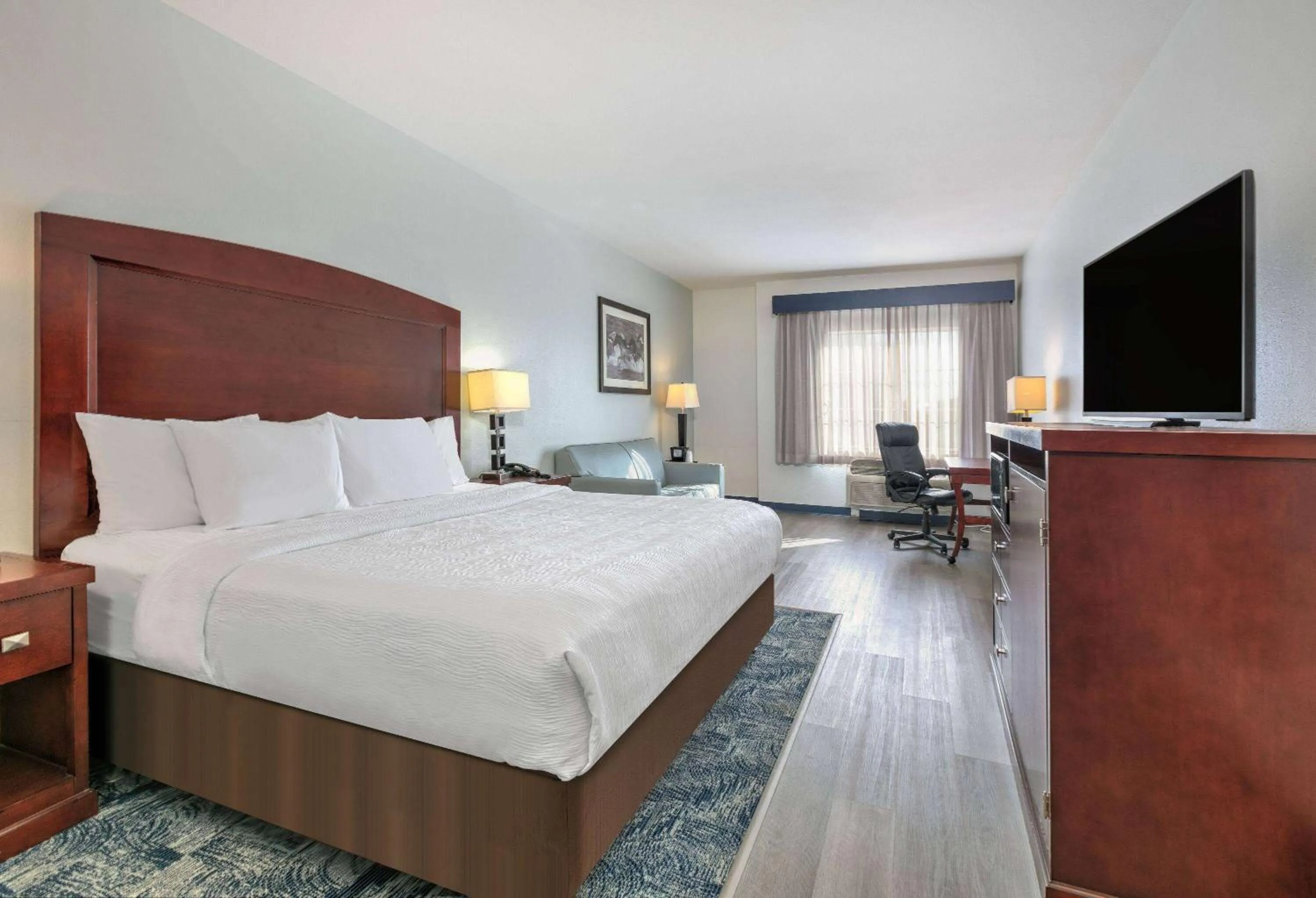 Deluxe Executive King Room with Mobility/Hearing Impaired Access - Non-Smoking in La Quinta by Wyndham Fort Worth NE Mall