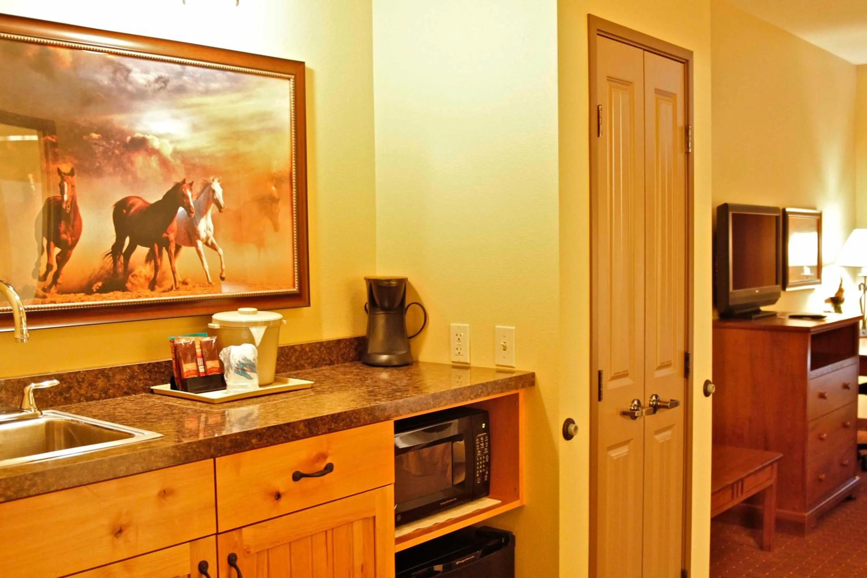 Deluxe King Suite - Disability Access in Arbuckle Lodge Gillette