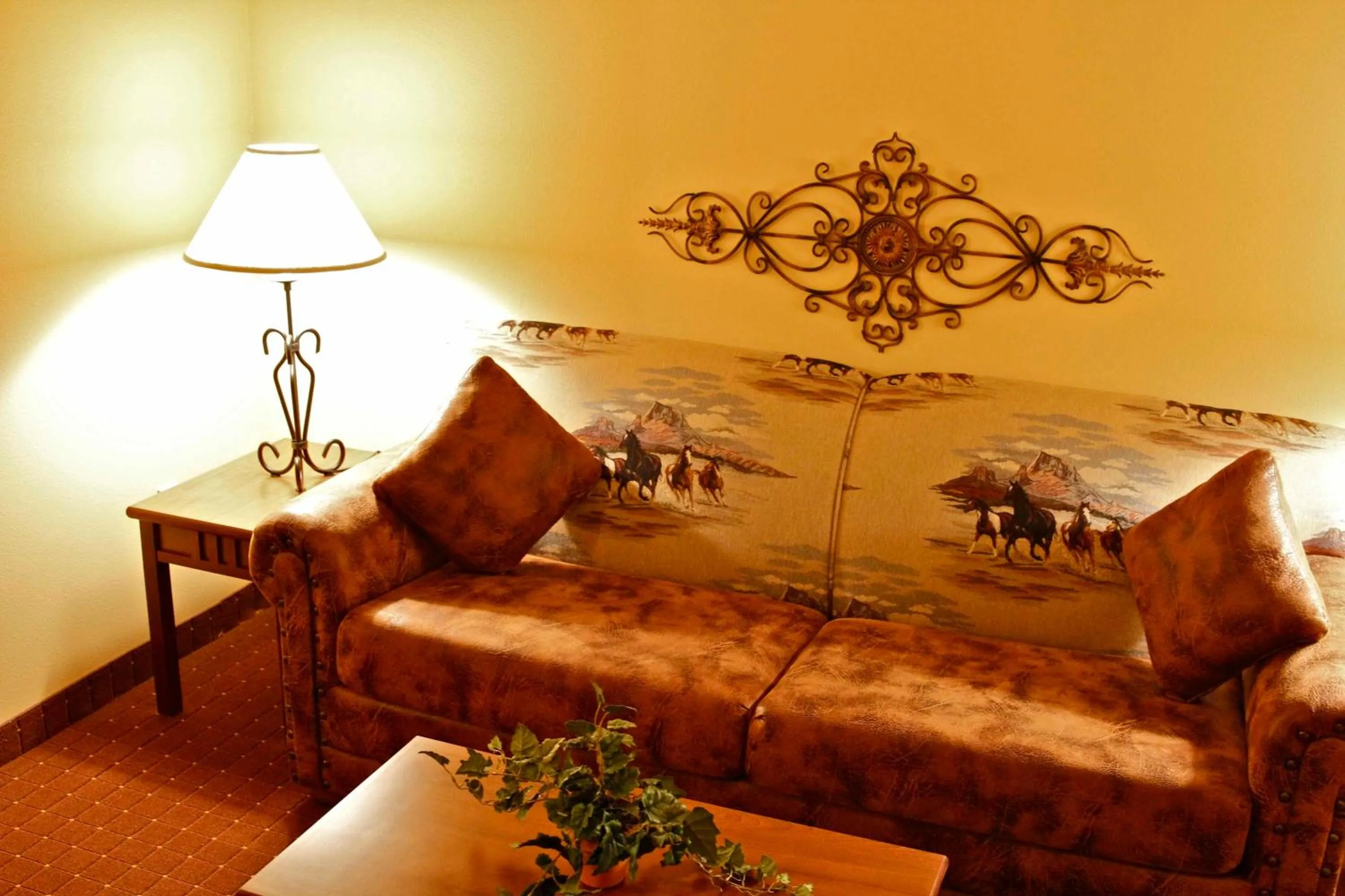 Deluxe King Suite in Arbuckle Lodge Gillette