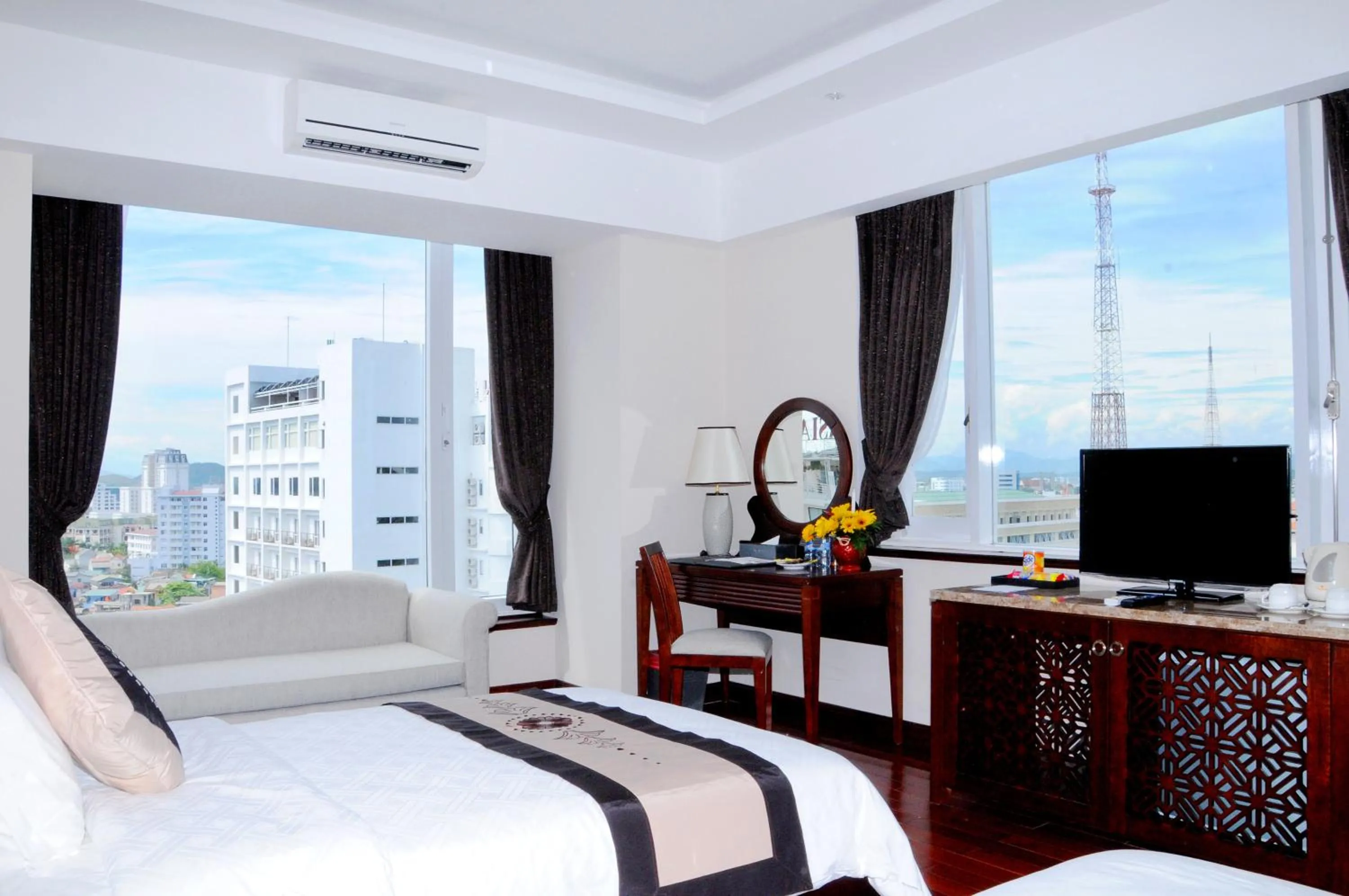 Deluxe Twin Room with City View in Moonlight Hotel Hue