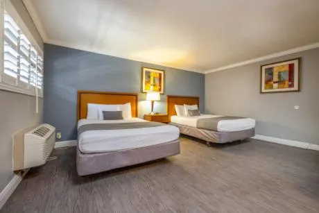 Queen Room with Two Queen Beds in SOMA Park Inn