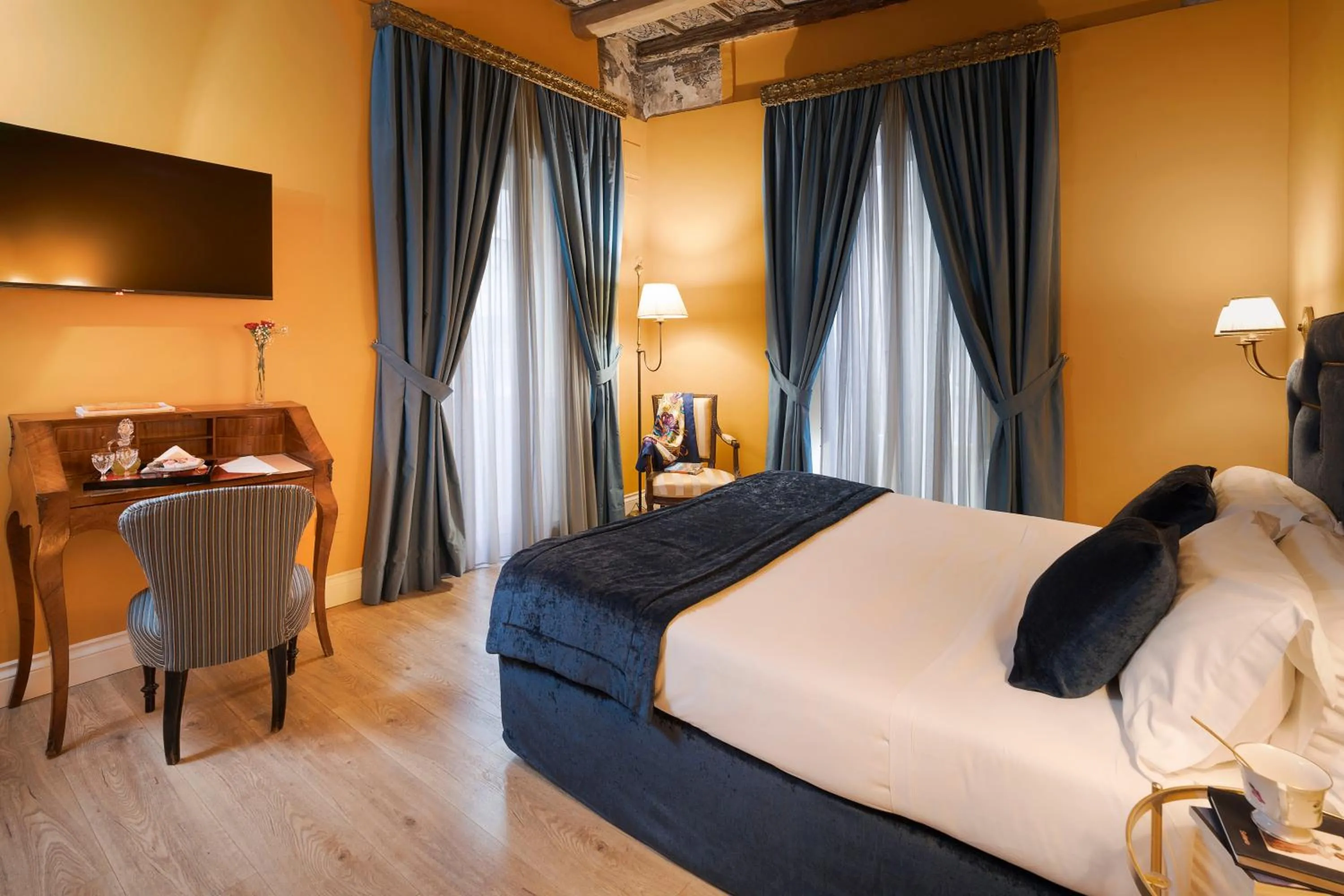 Deluxe Double or Twin Room with Balcony in Palazzo Arone dei Baroni di Valentino