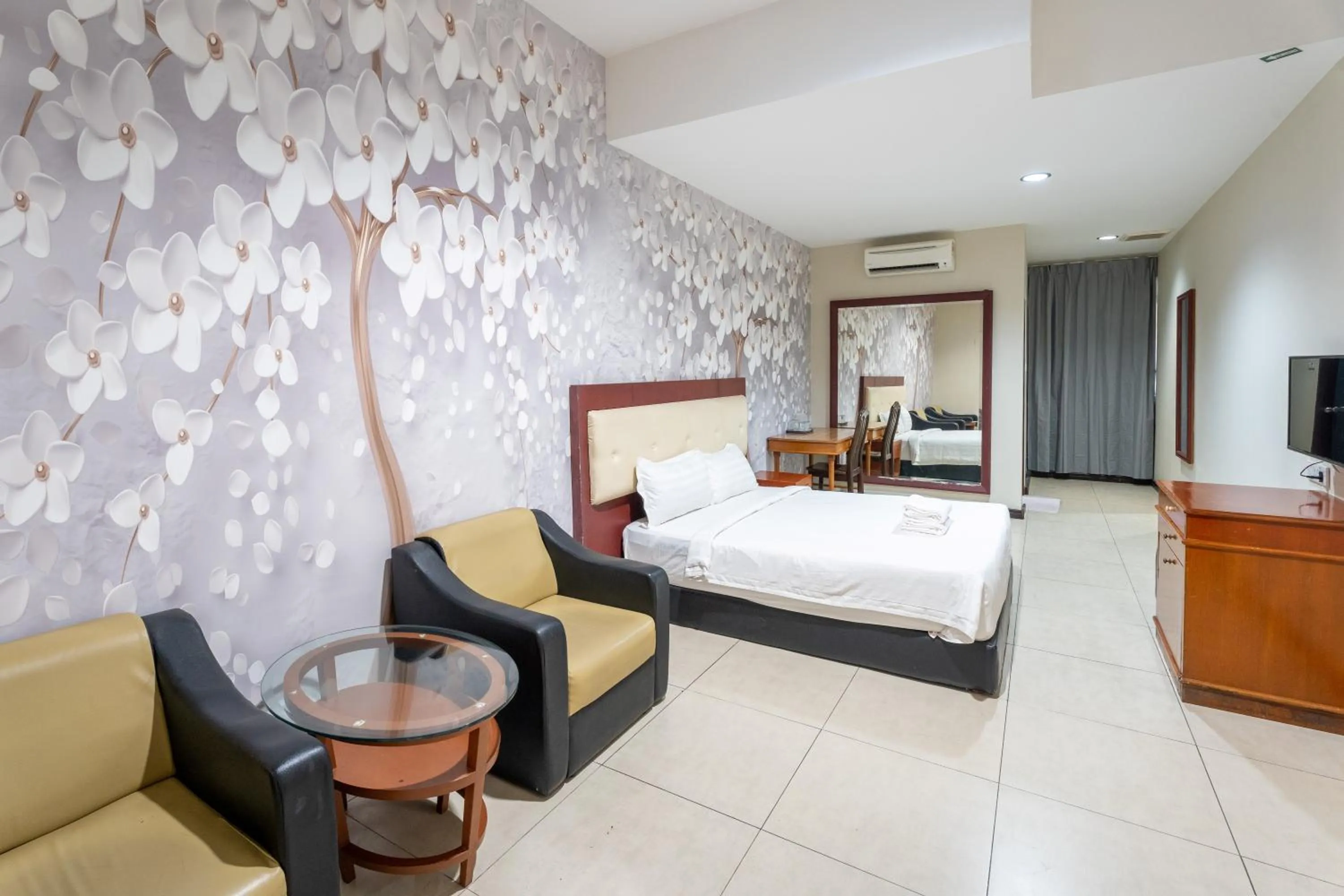 Deluxe Queen Room in Pertama Lodge