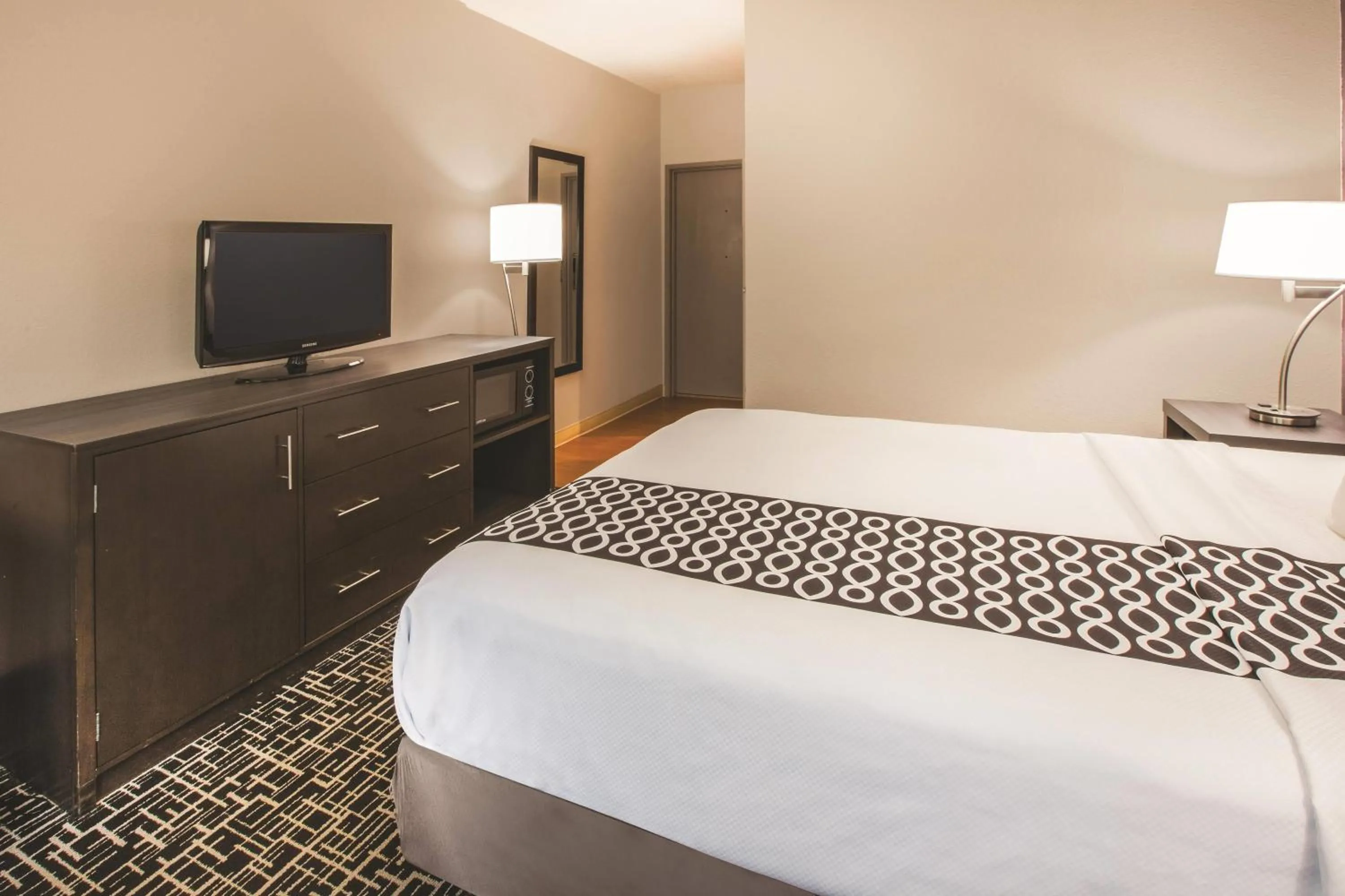 Queen Room with Mobility/Hearing Access - Non-Smoking in La Quinta Inn by Wyndham Indianapolis North
