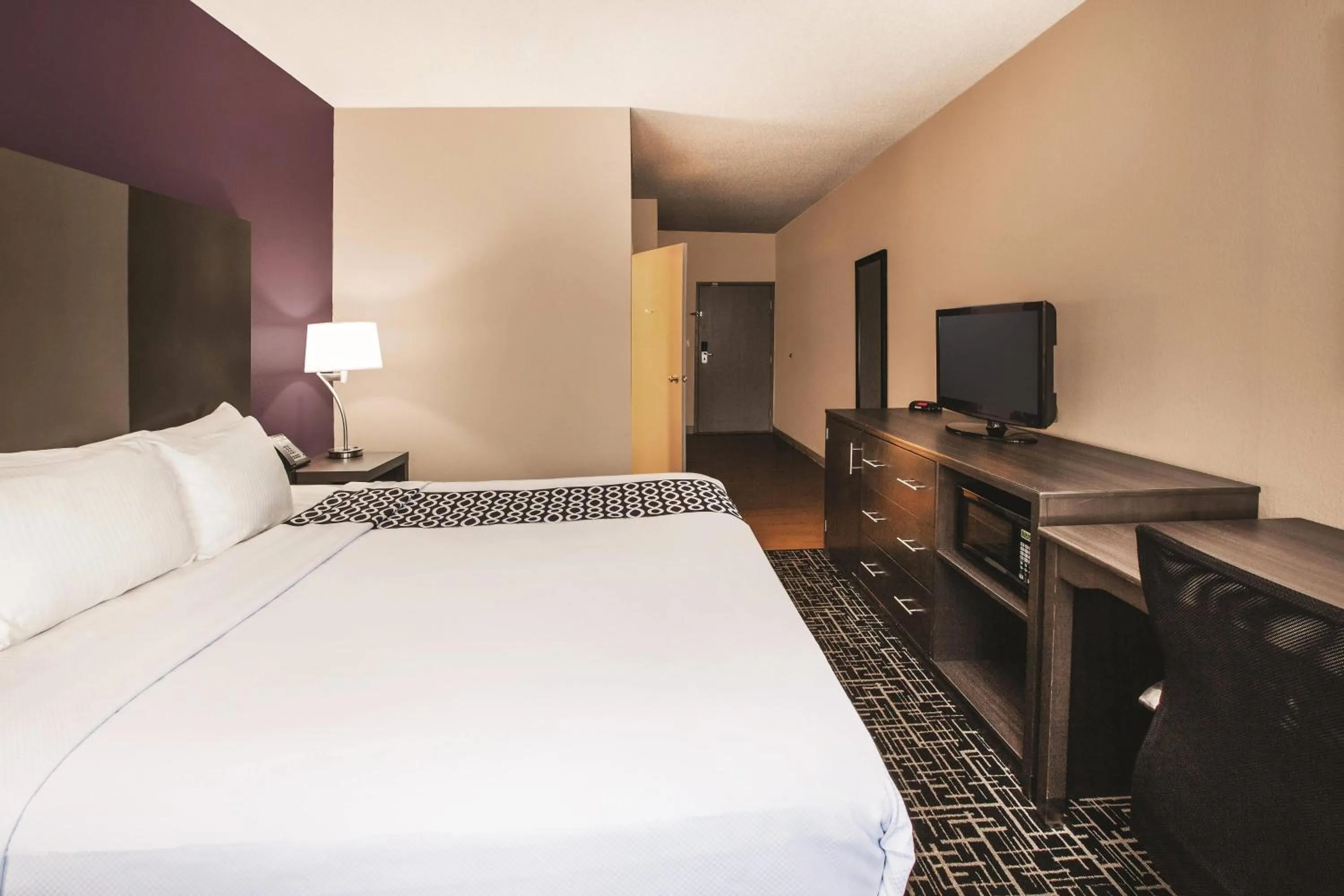 Deluxe King Room in La Quinta Inn by Wyndham Indianapolis North