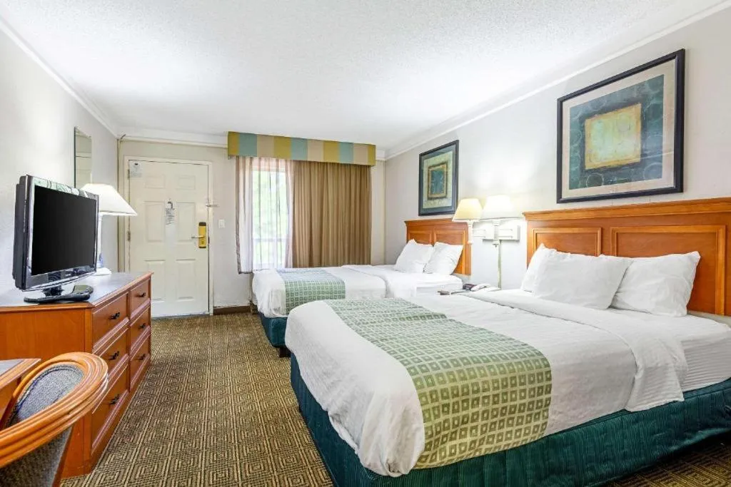 Double Room with Two Double Beds - Smoking in Rodeway Inn Huntsville West
