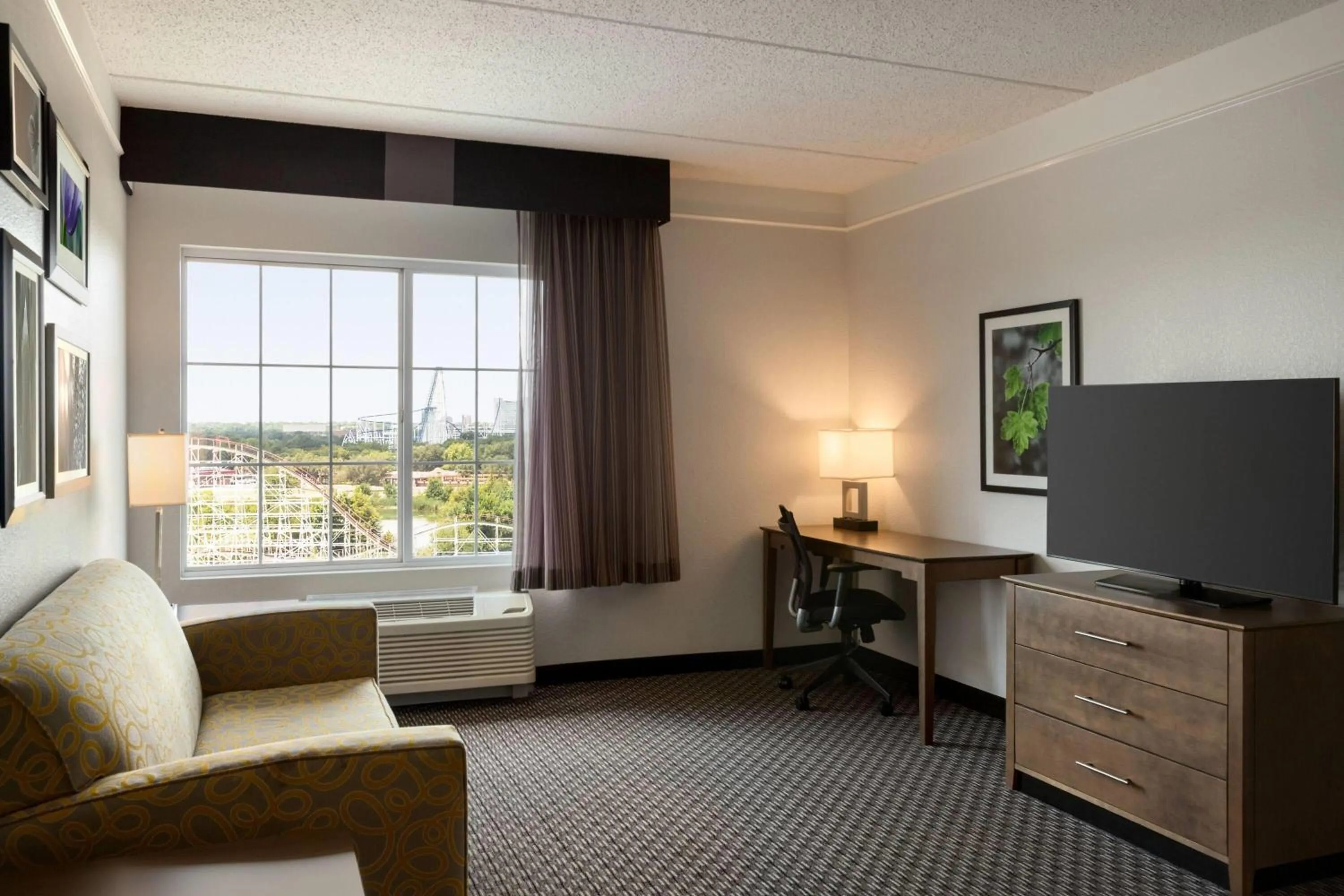 Deluxe Family Suite with Park/Pool View - Non-Smoking in La Quinta by Wyndham Arlington North 6 Flags Dr
