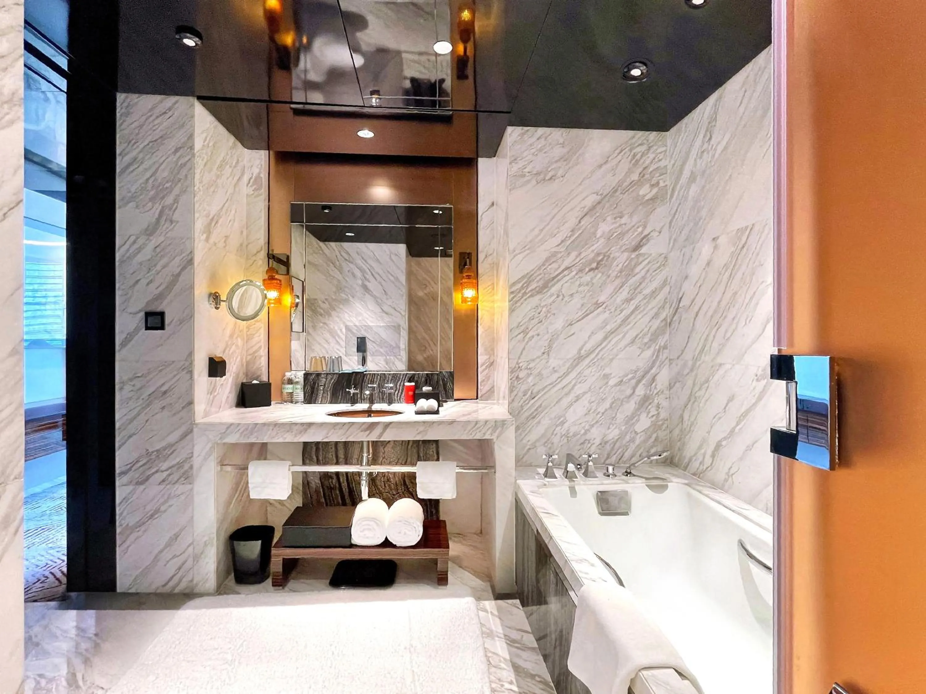 Premium King Room with Roll-In Shower - Mobility Access in Regent Shanghai Pudong
