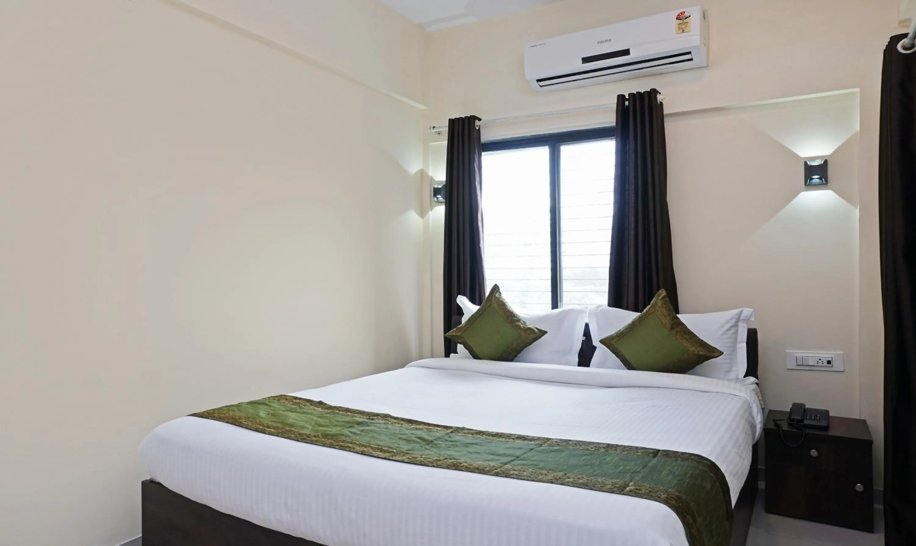 Deluxe Double Room - single occupancy in Treebo Lotus Baner
