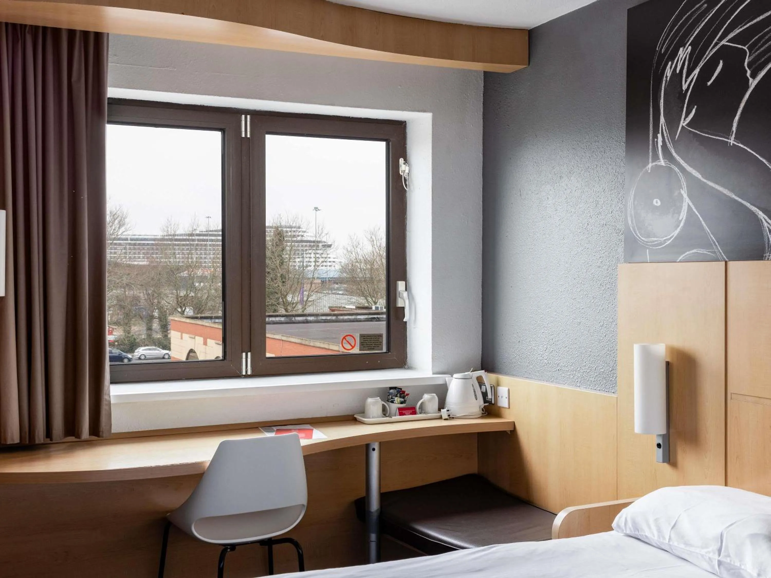 Standard Twin Room with Harbor View in ibis Southampton