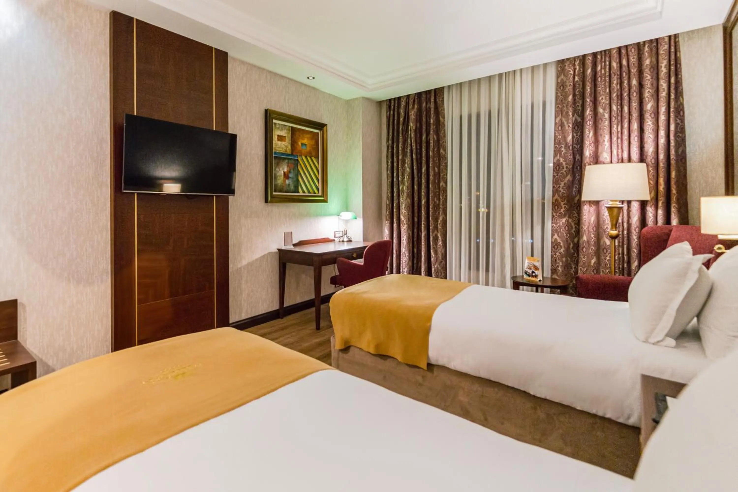 Deluxe Twin Mountain View in Wellborn Luxury Hotel