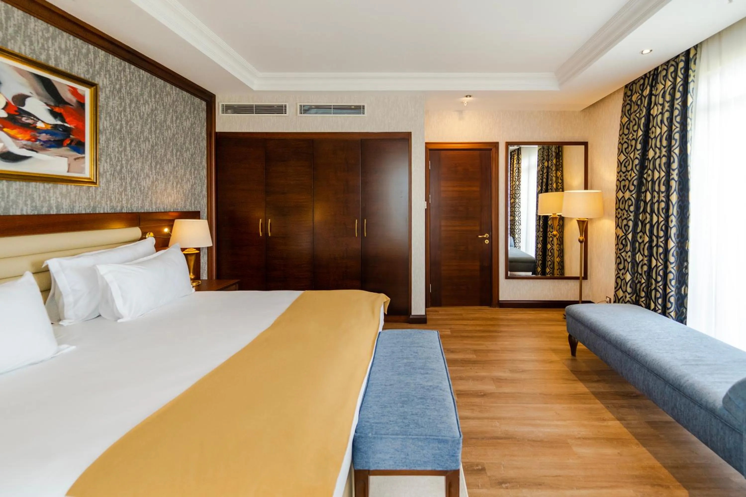 King Suite in Wellborn Luxury Hotel