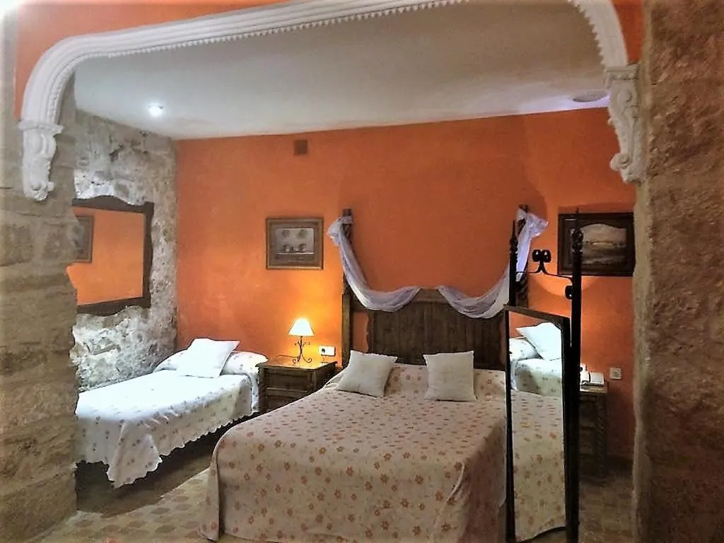 Triple Room in Hotel Palacio Guzmanes