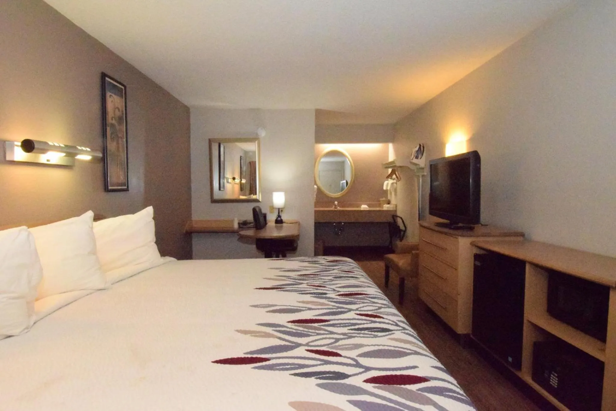 Superior King Room Smoke Free in Red Roof Inn Buffalo - Hamburg/ I-90