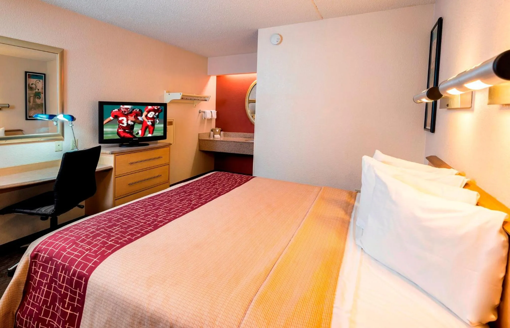 Standard King Room Smoke Free in Red Roof Inn Buffalo - Hamburg/ I-90