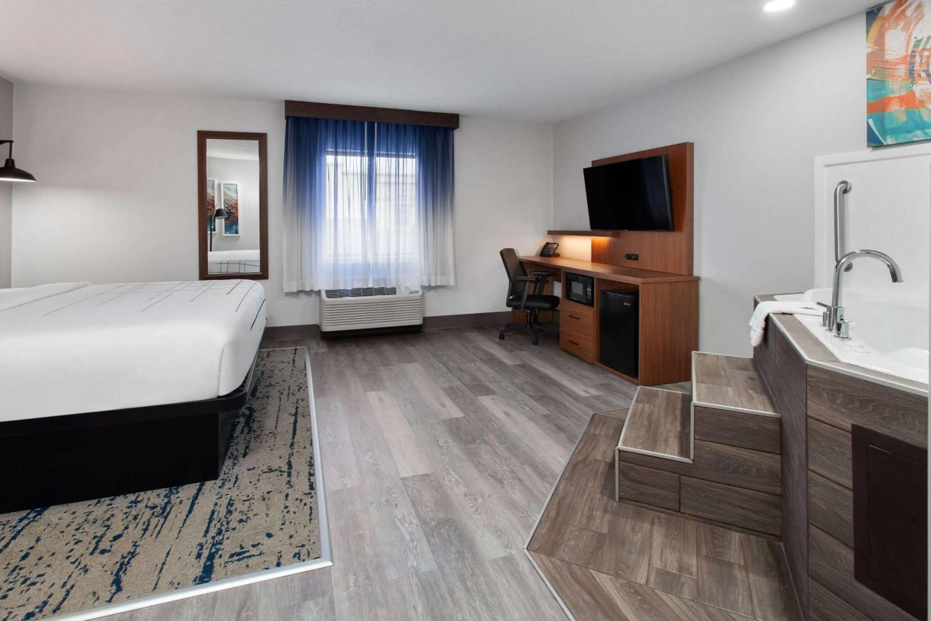 Deluxe King Room with Jetted Tub, Non-Smoking in La Quinta Inn by Wyndham Wausau