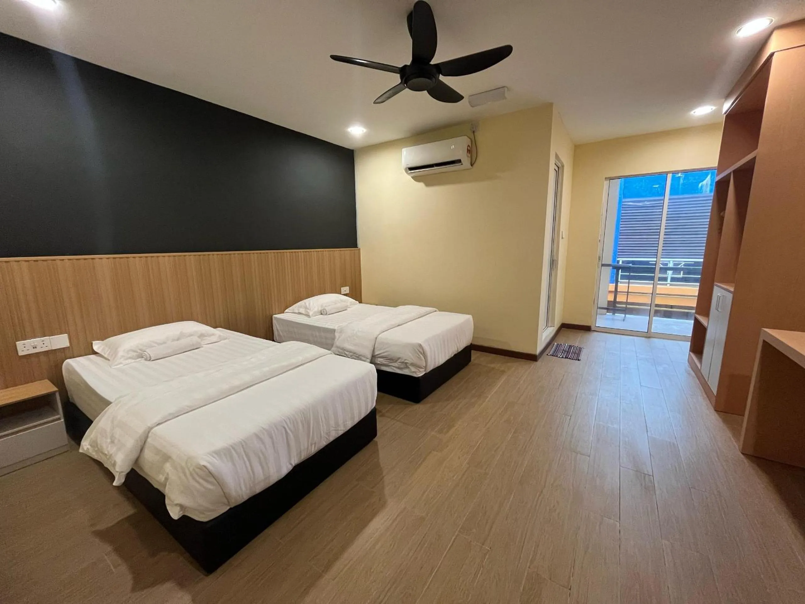 Twin Room with Balcony in Halo Hotel