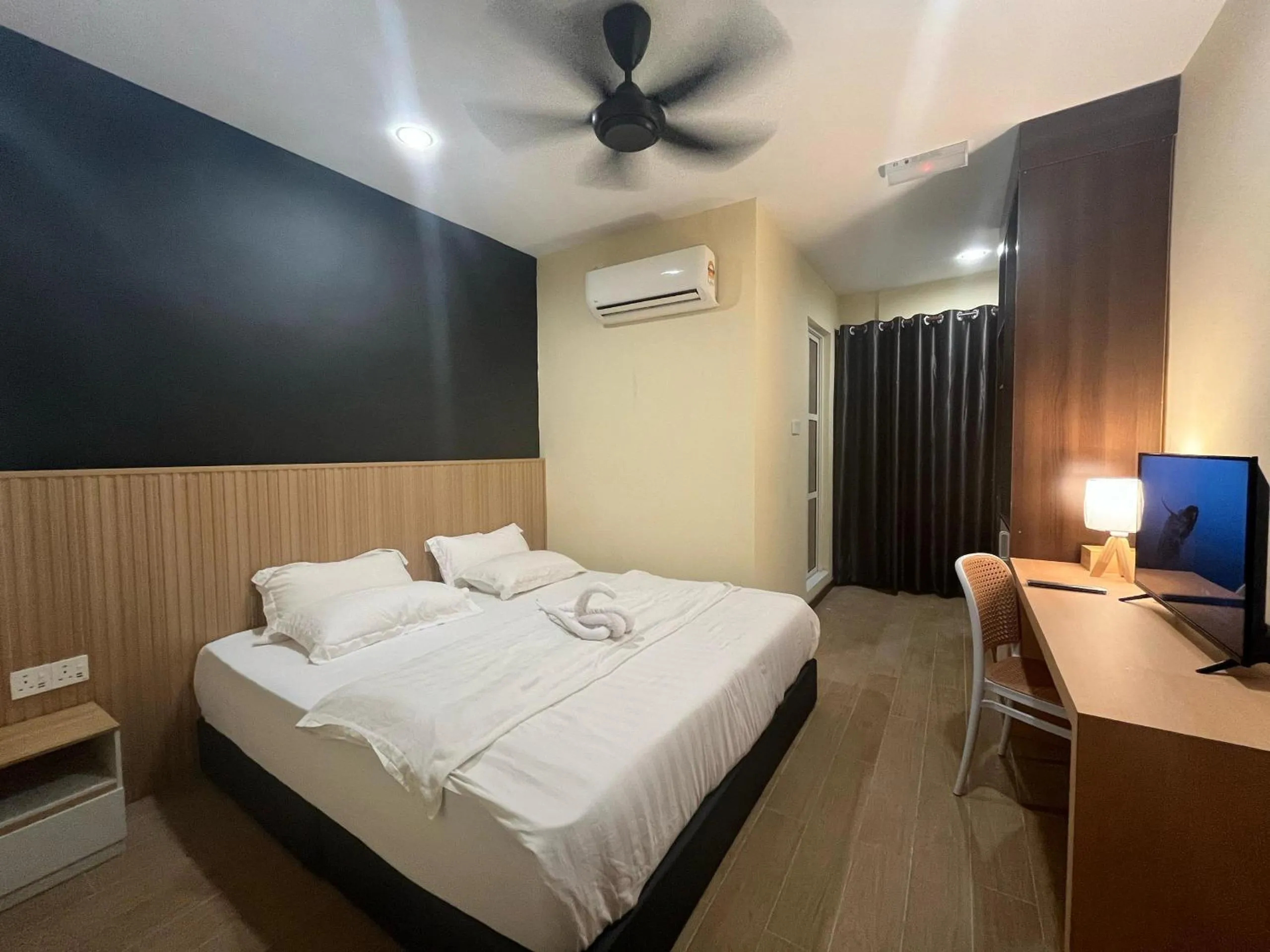 King Room with Balcony in Halo Hotel