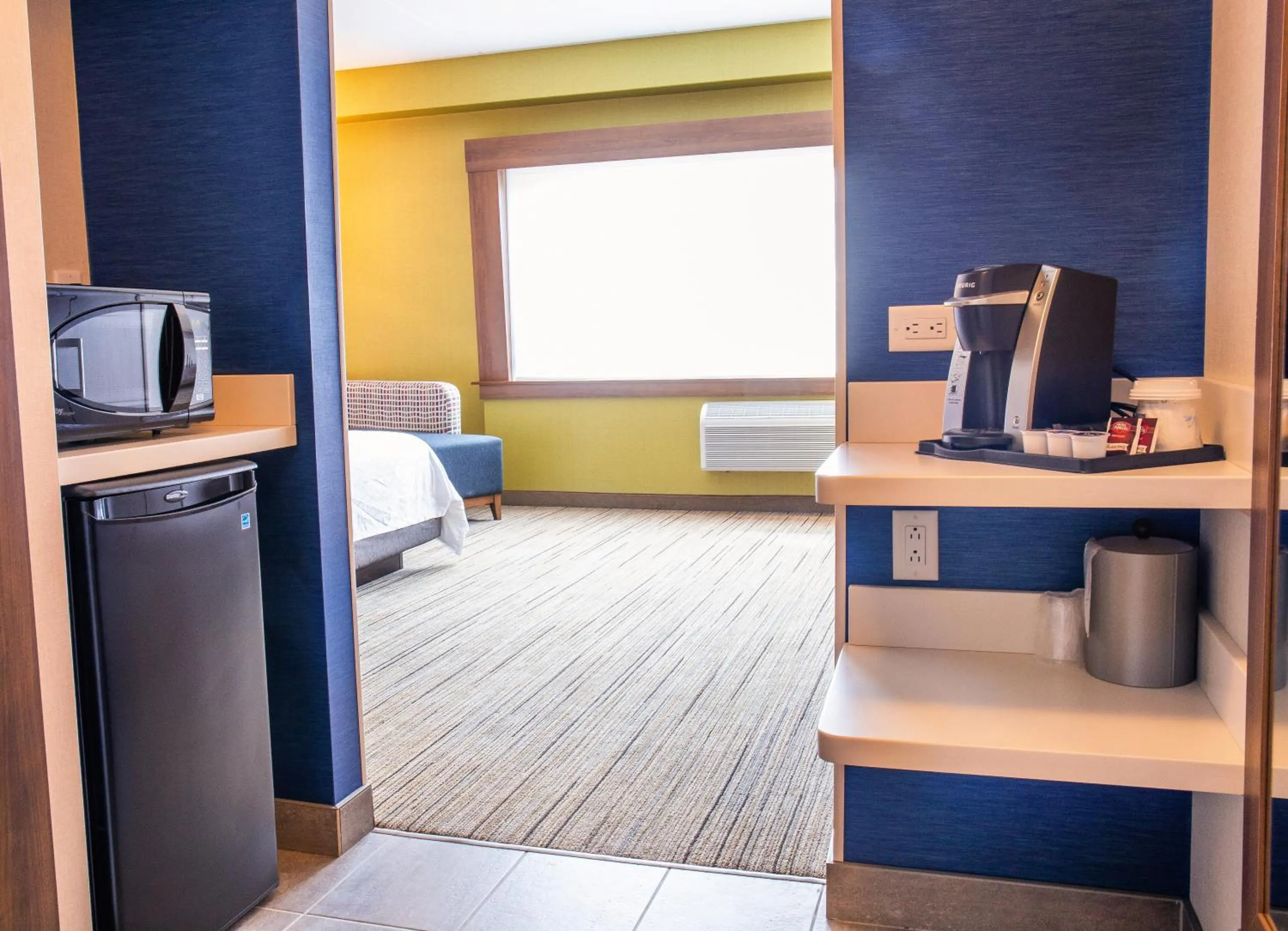 Standard King Room with Roll-In Shower - Mobility Access in Holiday Inn Express & Suites - Halifax – Dartmouth