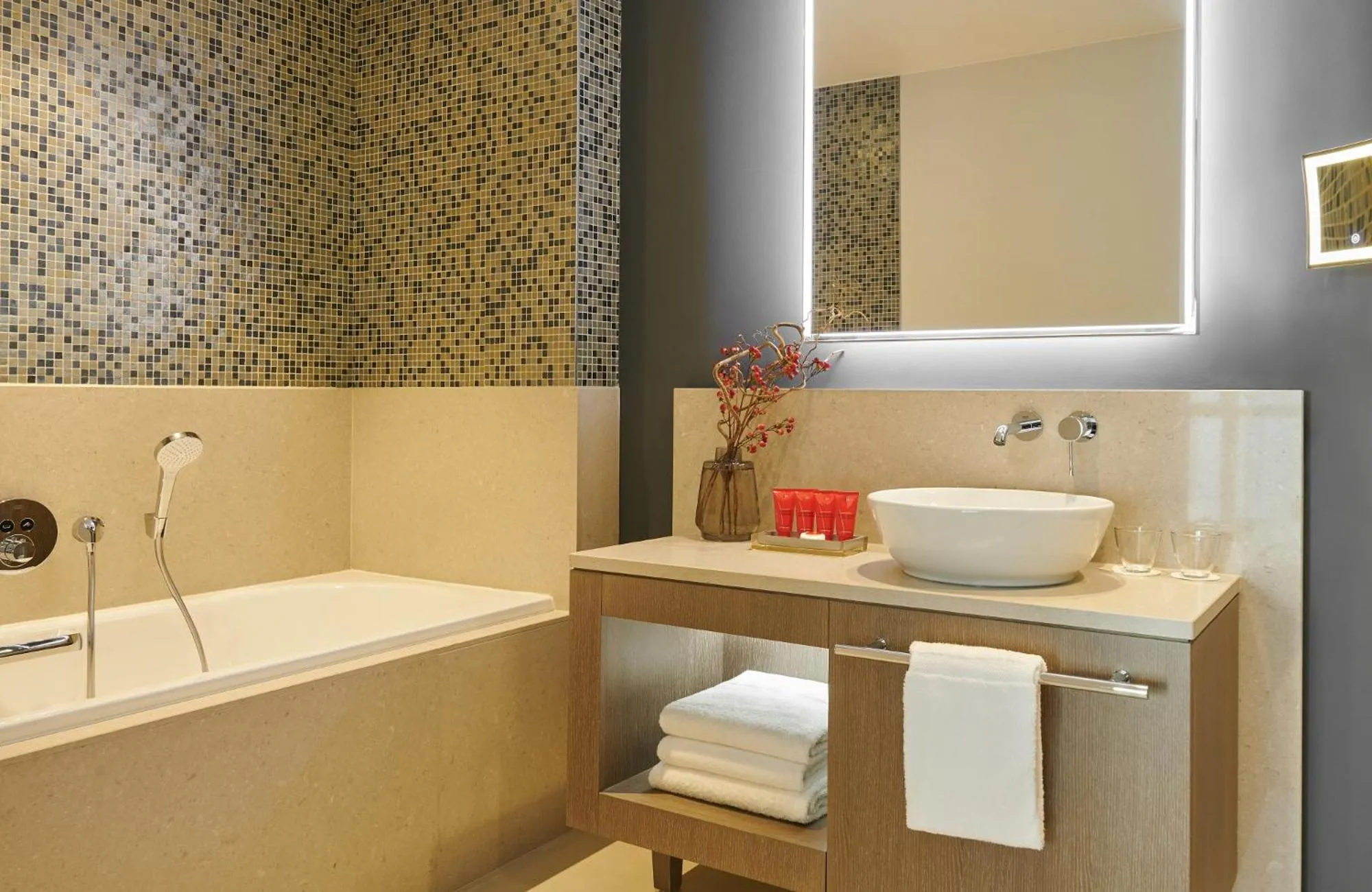 Classic Twin Room with Courtyard View in InterContinental Lyon - Hotel Dieu by IHG