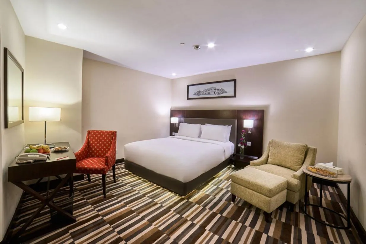 Deluxe Queen Room in Avari Xpress Gulberg