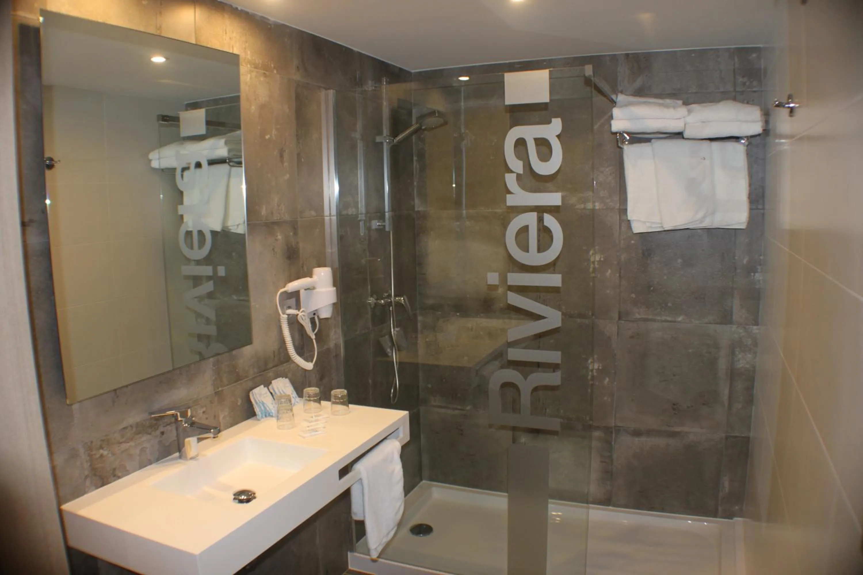 Double or Twin Room with Private Bathroom in Hotel Riviera