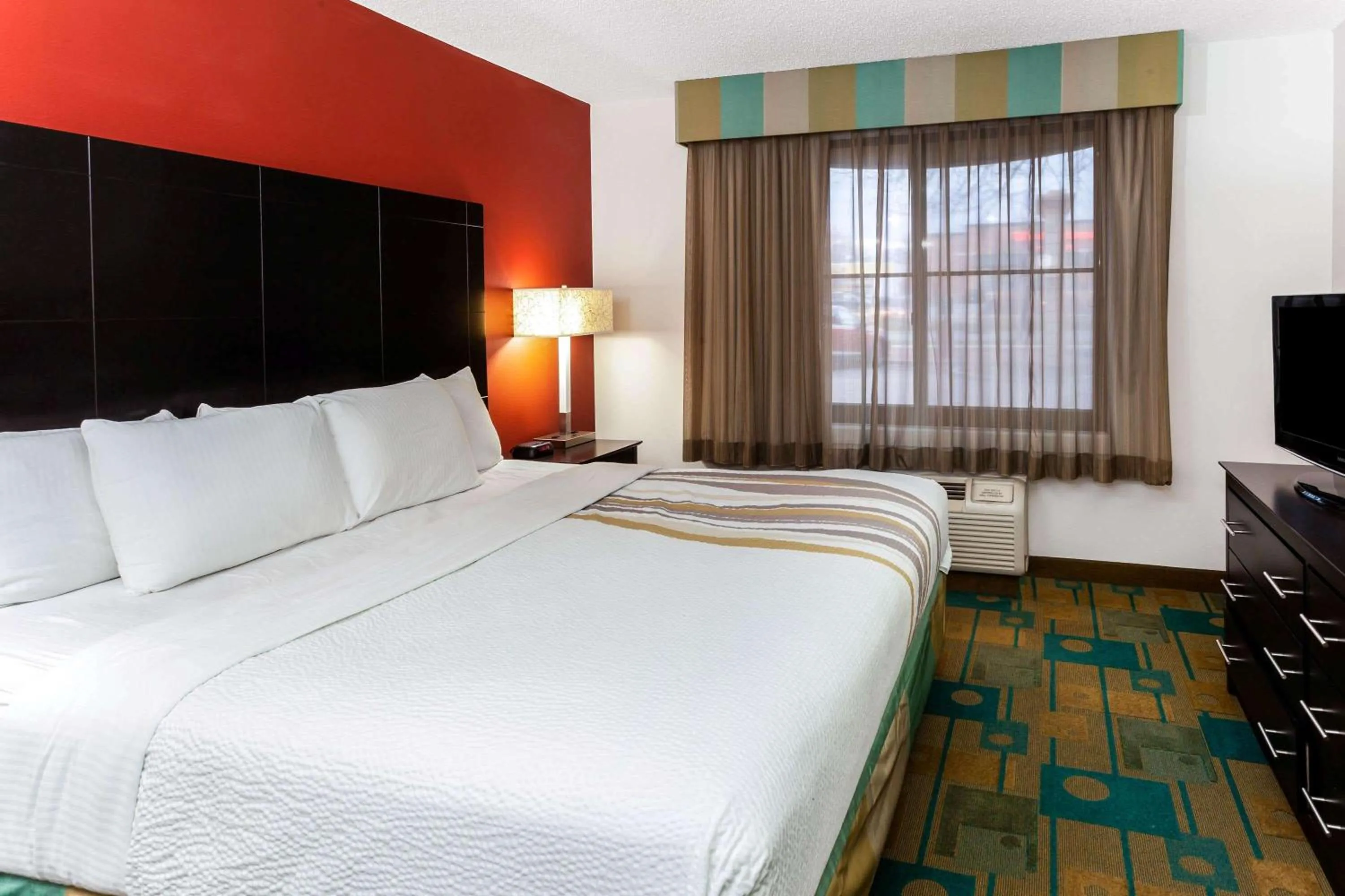 King Room - Disability Access in La Quinta by Wyndham Milwaukee Bayshore Area