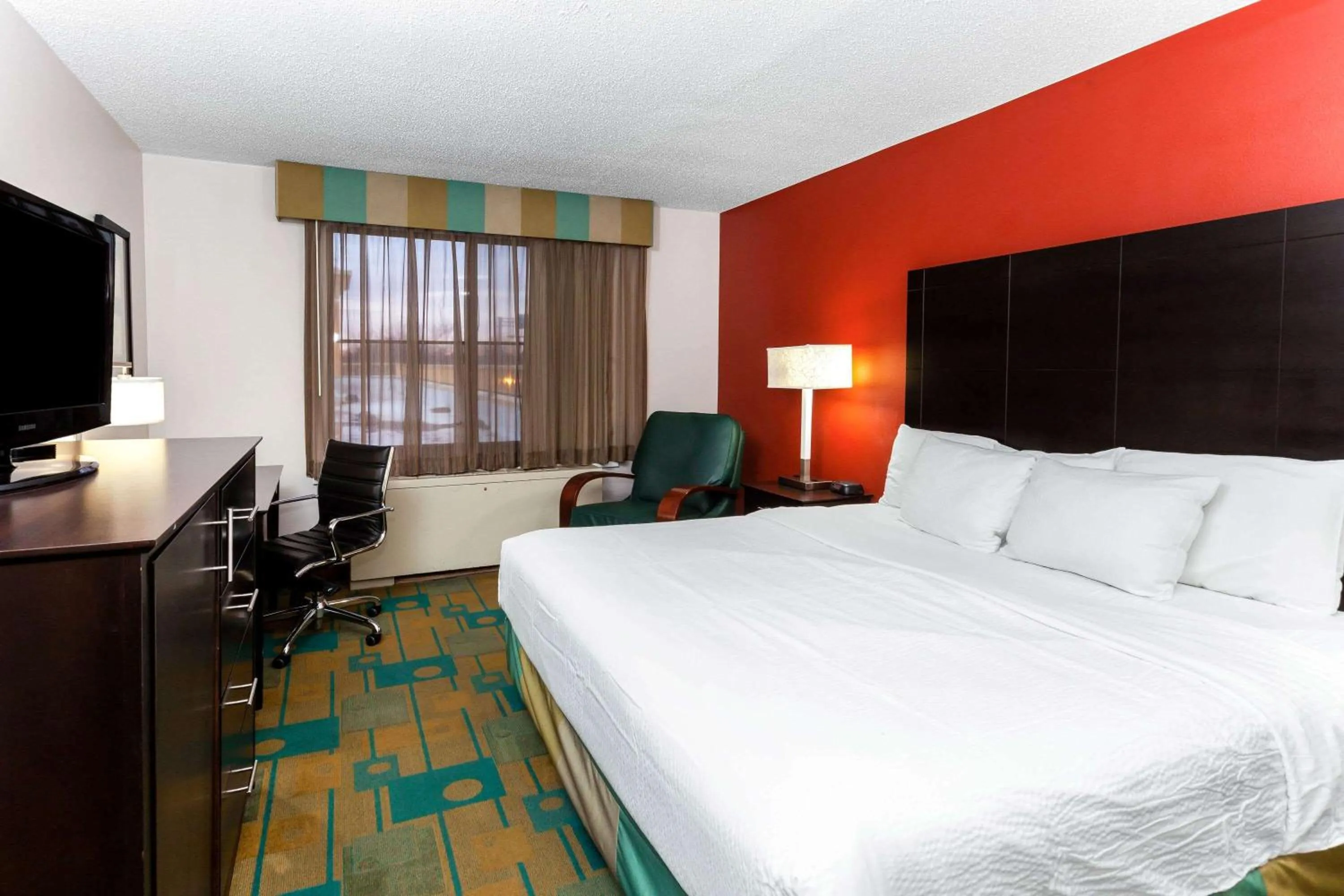 Deluxe King Suite - Mobility Access/Non-Smoking in La Quinta by Wyndham Milwaukee Bayshore Area