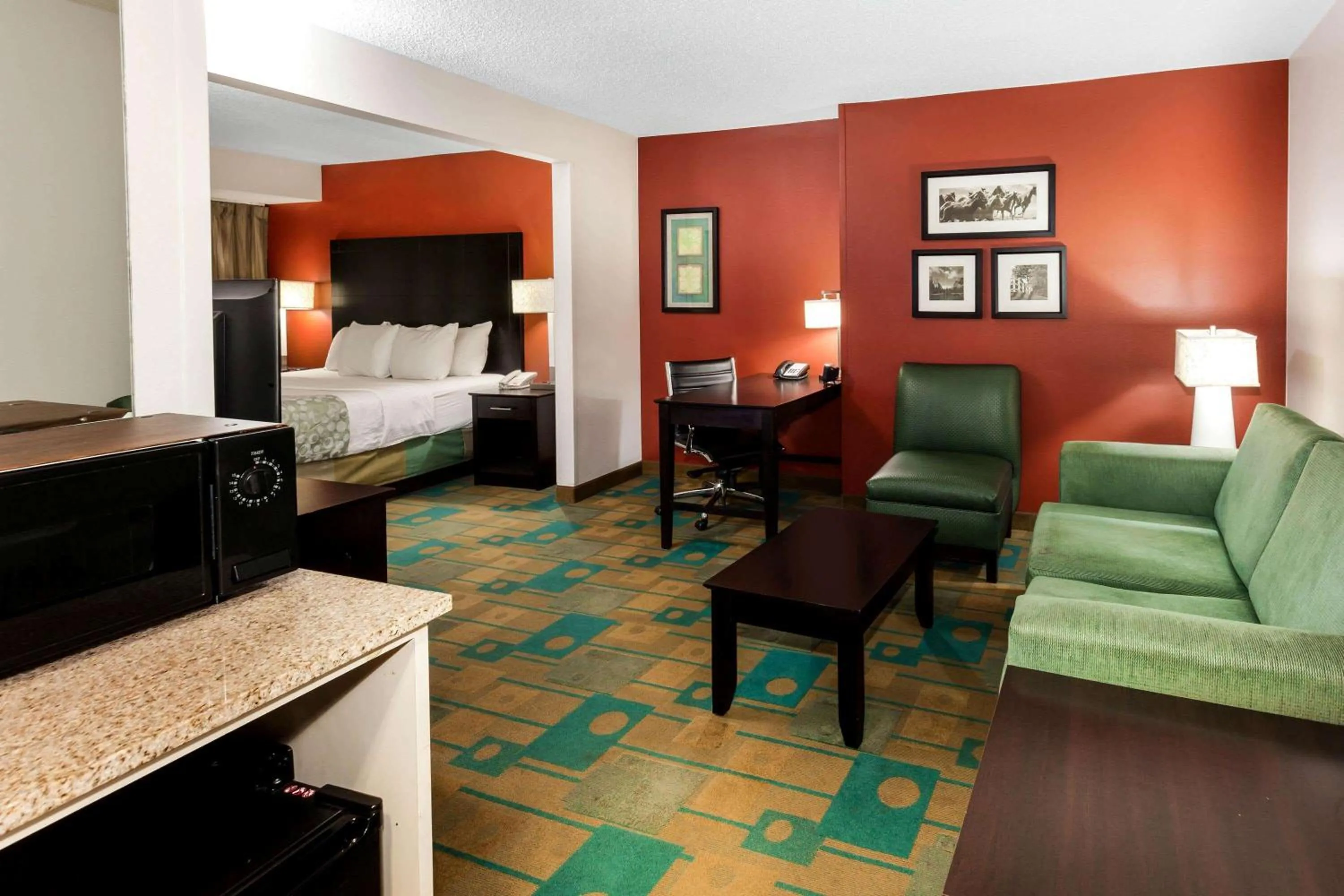 Executive King Room in La Quinta by Wyndham Milwaukee Bayshore Area
