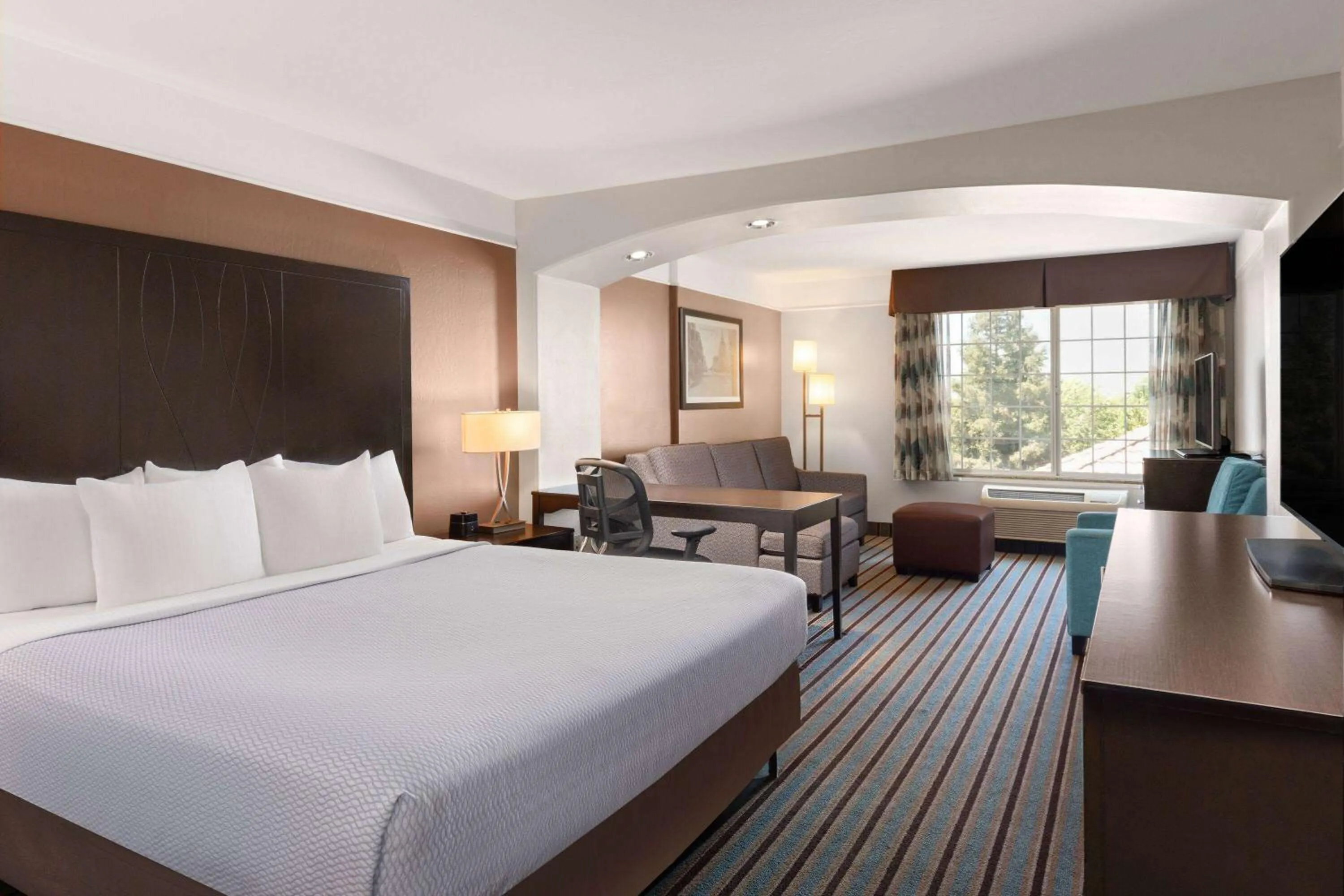 Deluxe King Room - Non-Smoking in La Quinta by Wyndham Bakersfield North