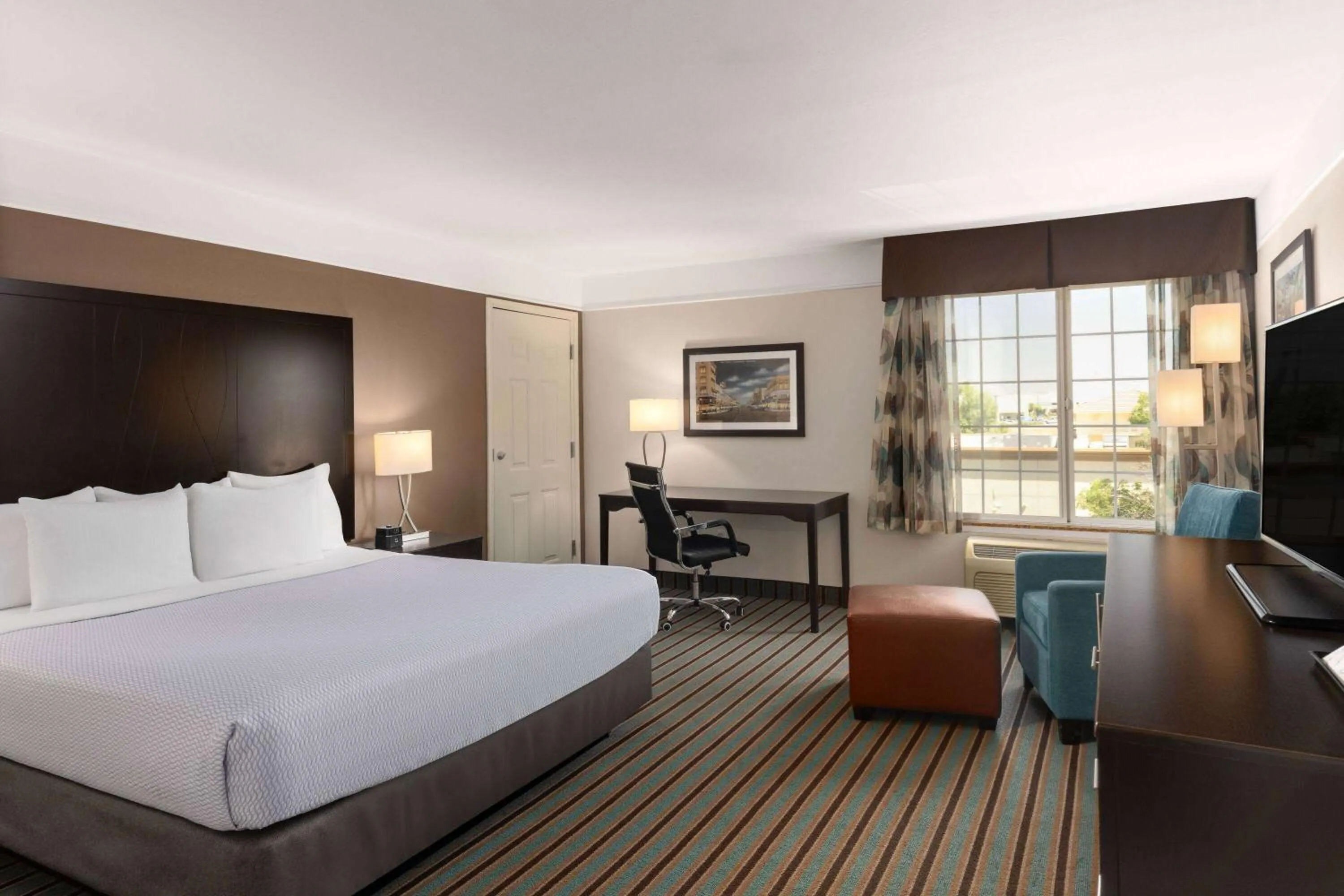 King Room - Mobility Access/Non-Smoking in La Quinta by Wyndham Bakersfield North