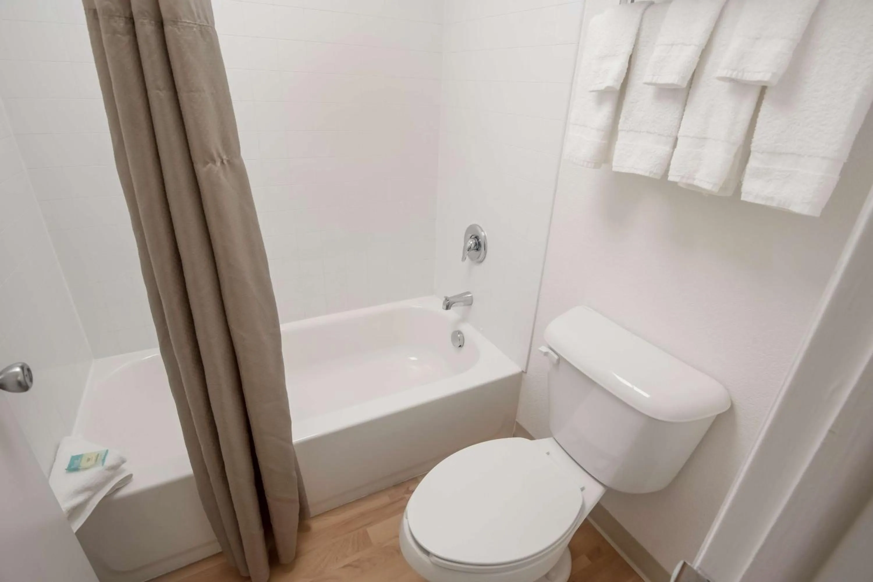 Deluxe King Room - Non-Smoking in Studio 6 Colorado Springs, Colorado - Air Force Academy