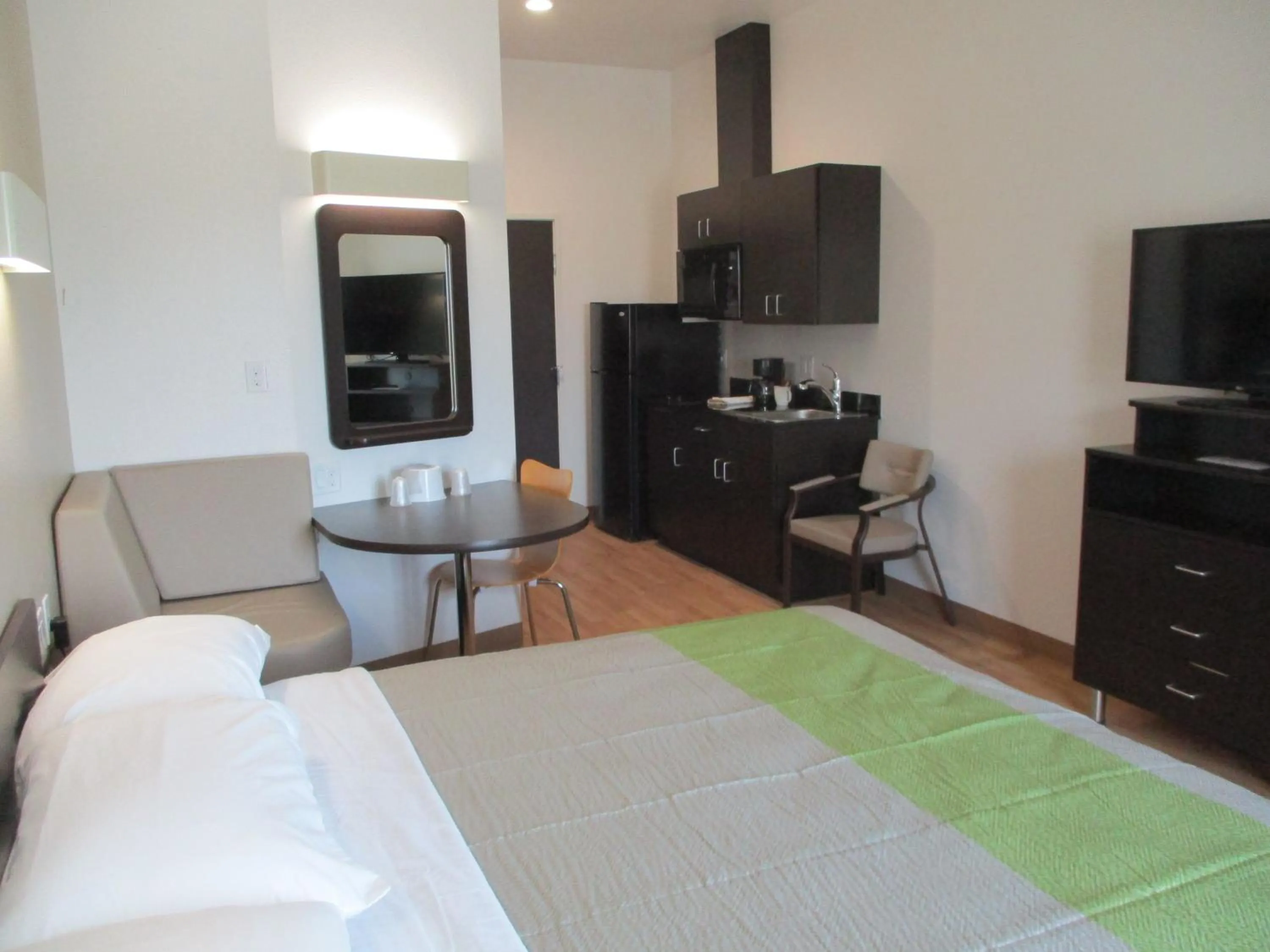 Deluxe Queen Suite - Non-Smoking in Studio 6-Corpus Christi, TX