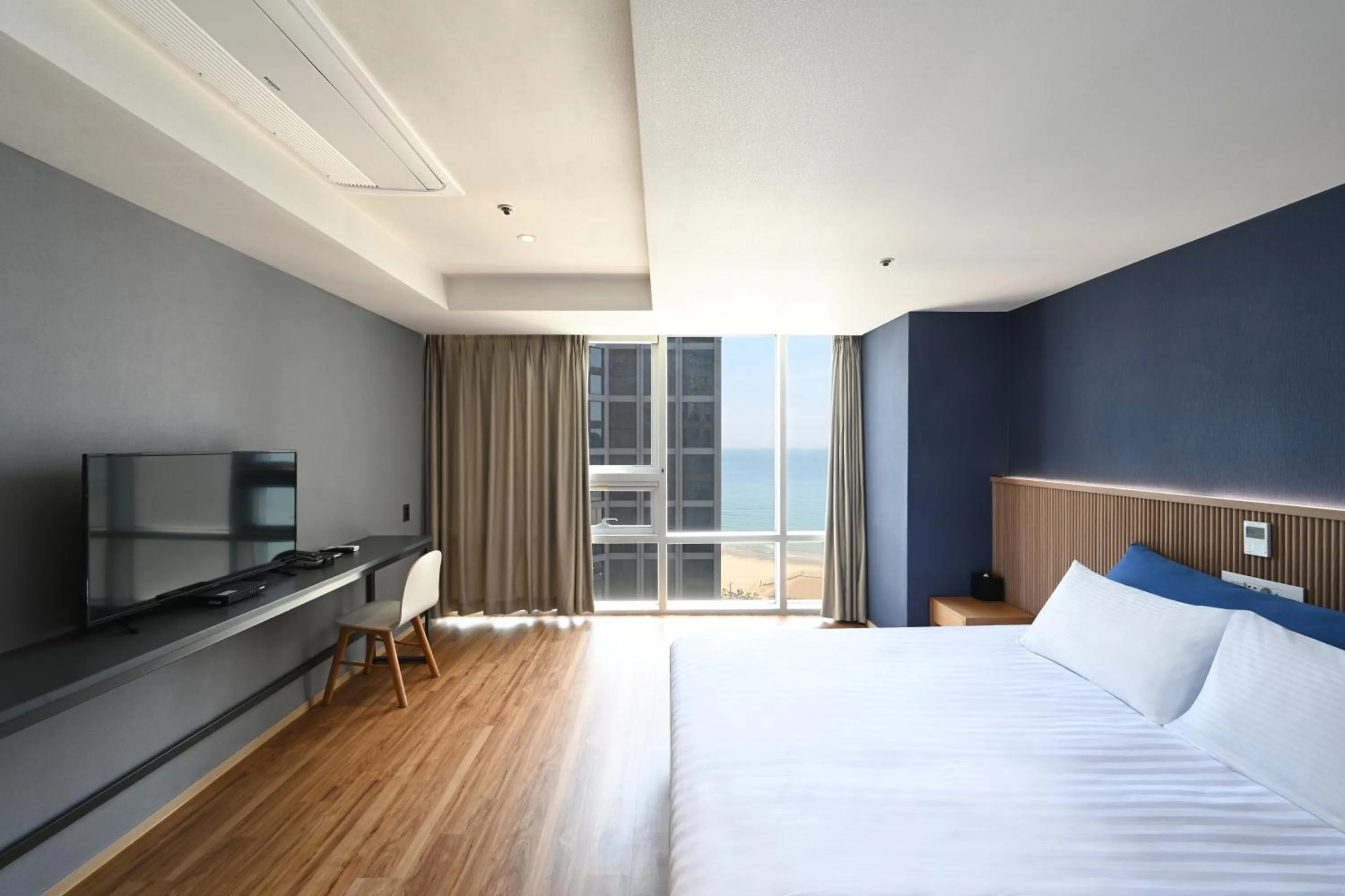 Deluxe Double Room with Half Ocean View in Kolon Seacloud Hotel