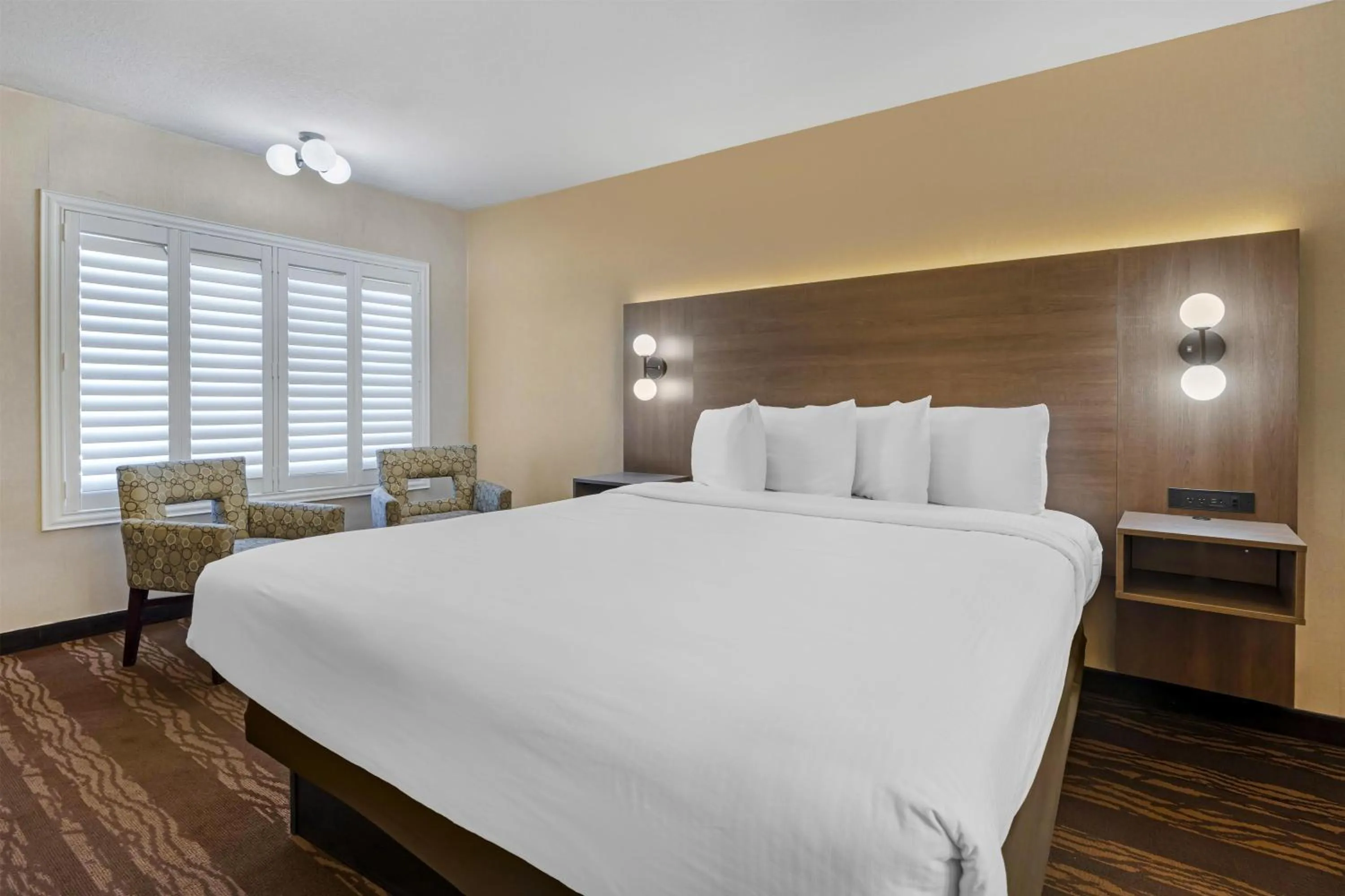 King Room with View - Upper Floor/Non-Smoking in Best Western Plus Stovall's Inn