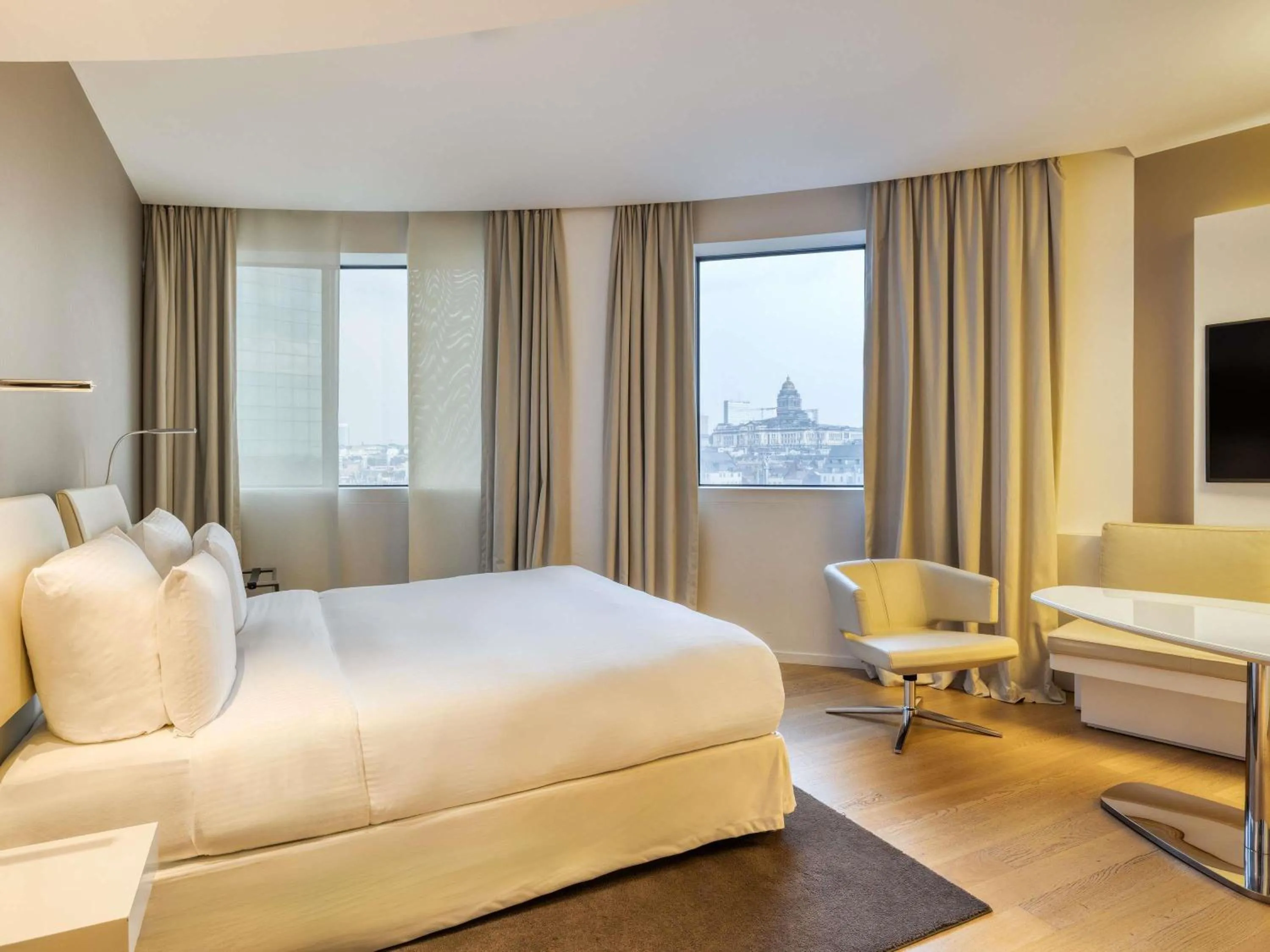 Deluxe King Room with City View in Pullman Brussels Centre Midi