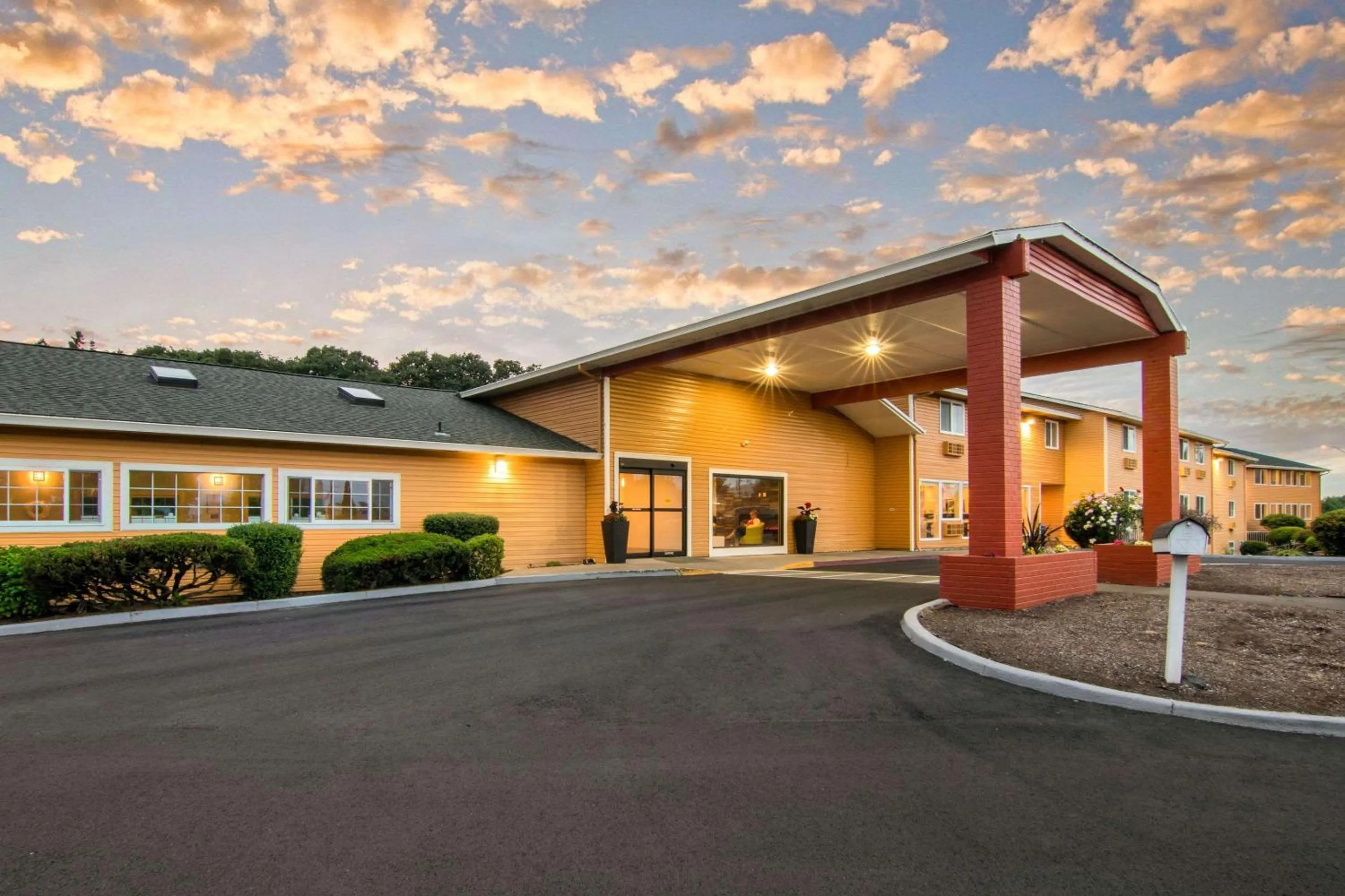 Efficiency King Suite - Non-Smoking in Quality Inn & Suites Albany Corvallis