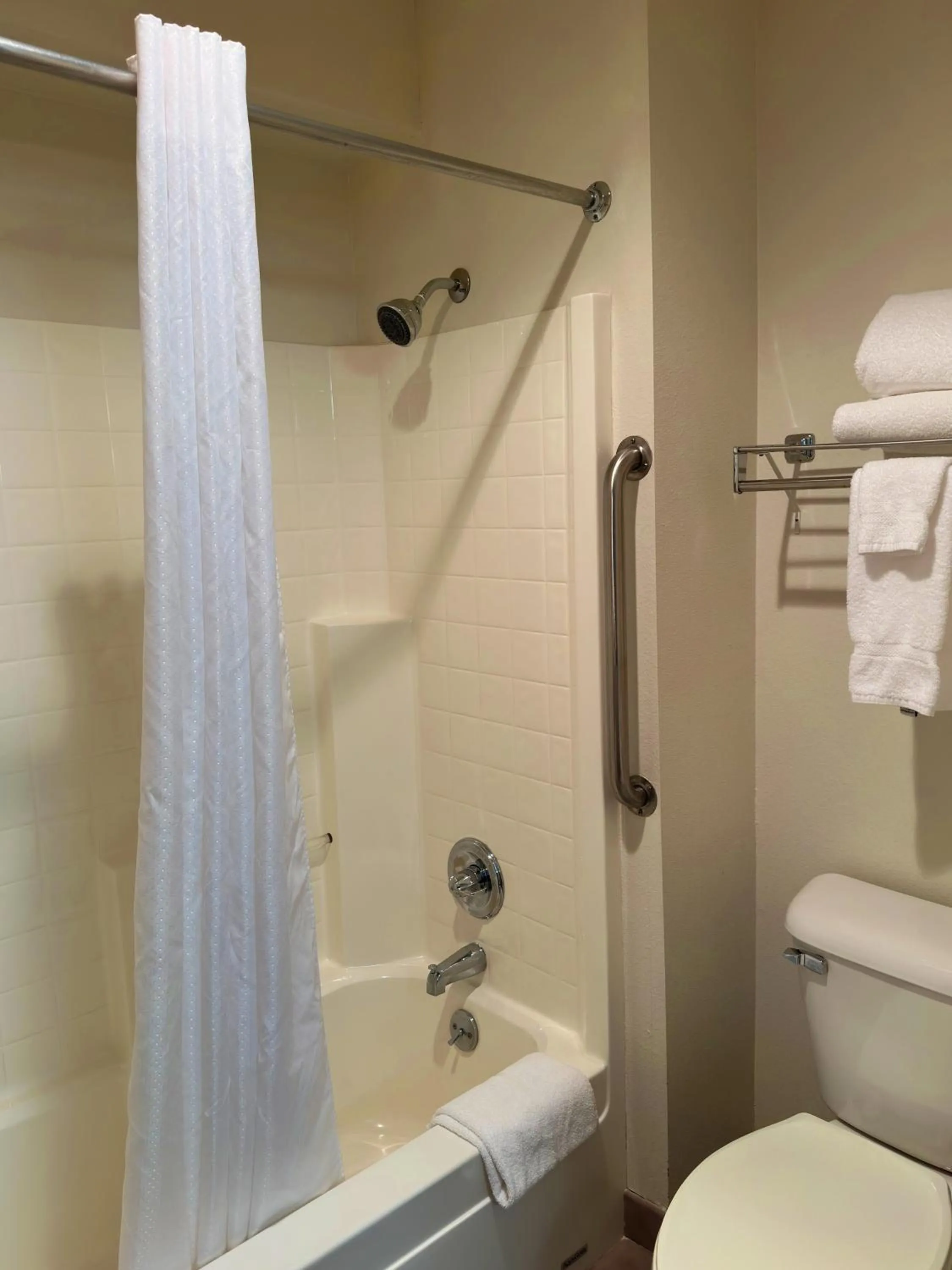 Queen Room - Non-Smoking in Peppermill Empress Inn