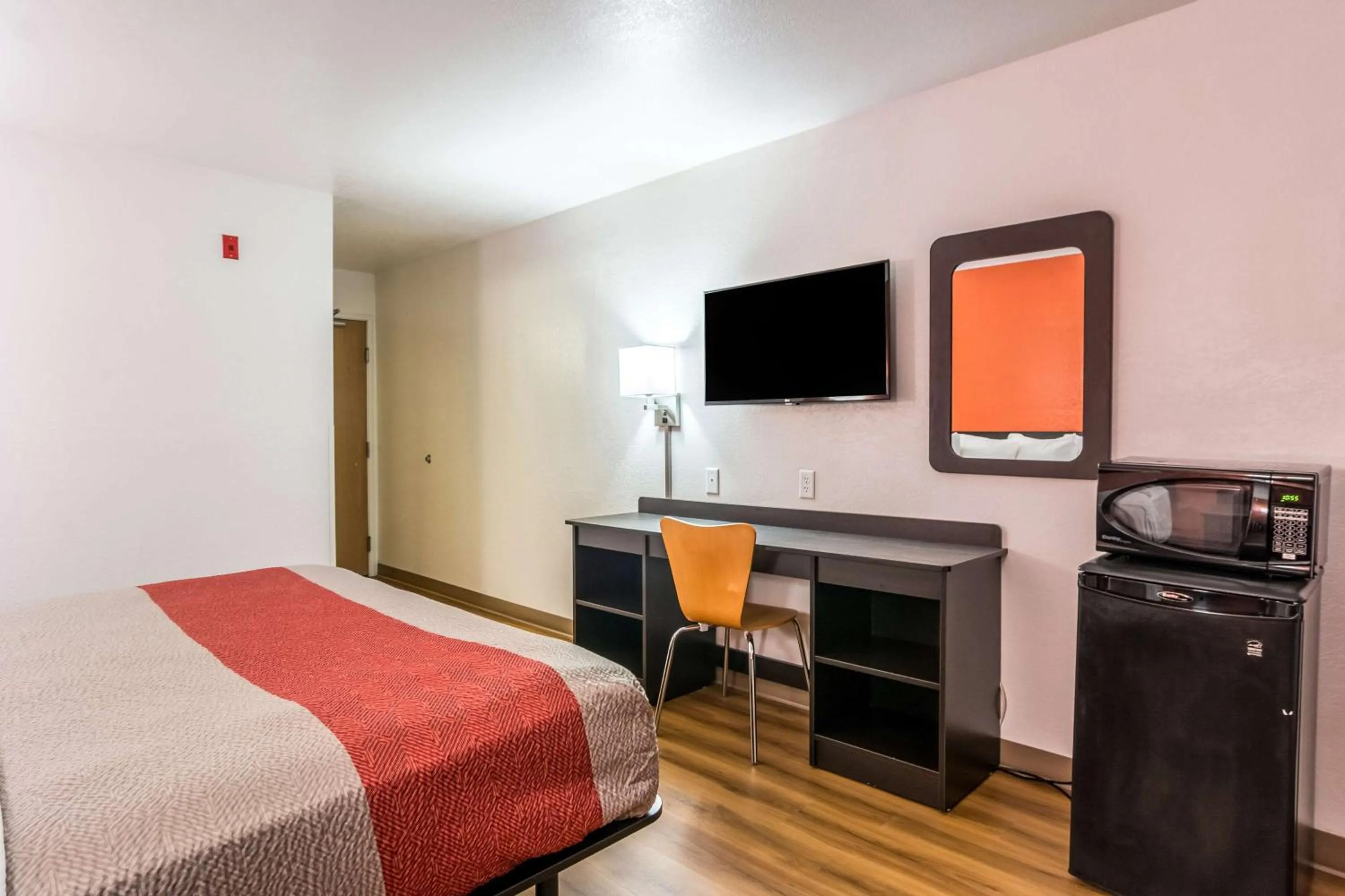 Queen Room - single occupancy - Disability Access - Non-Smoking in Motel 6-Barkeyville, PA