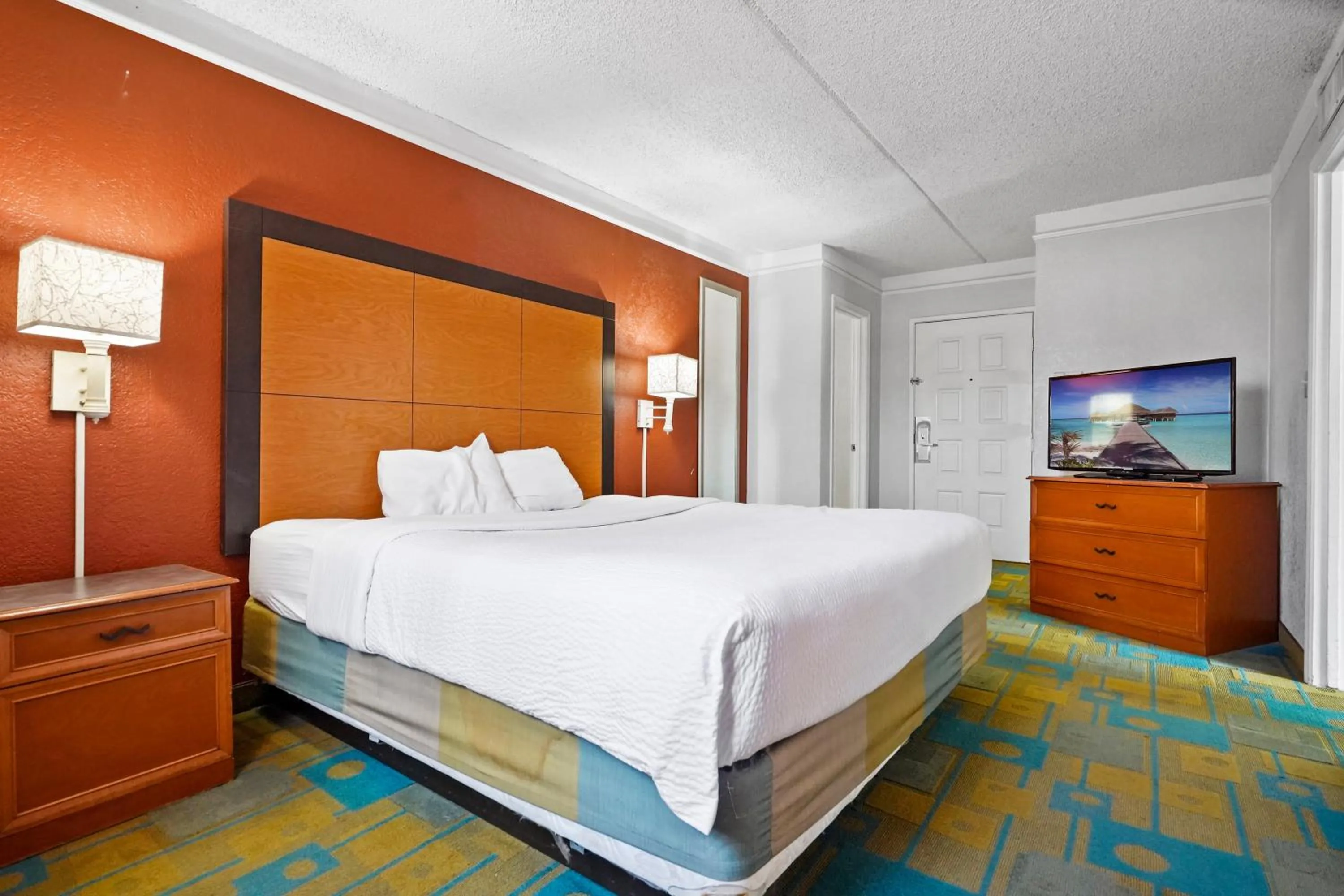 Deluxe King Room in La Quinta Inn by Wyndham Costa Mesa Orange County