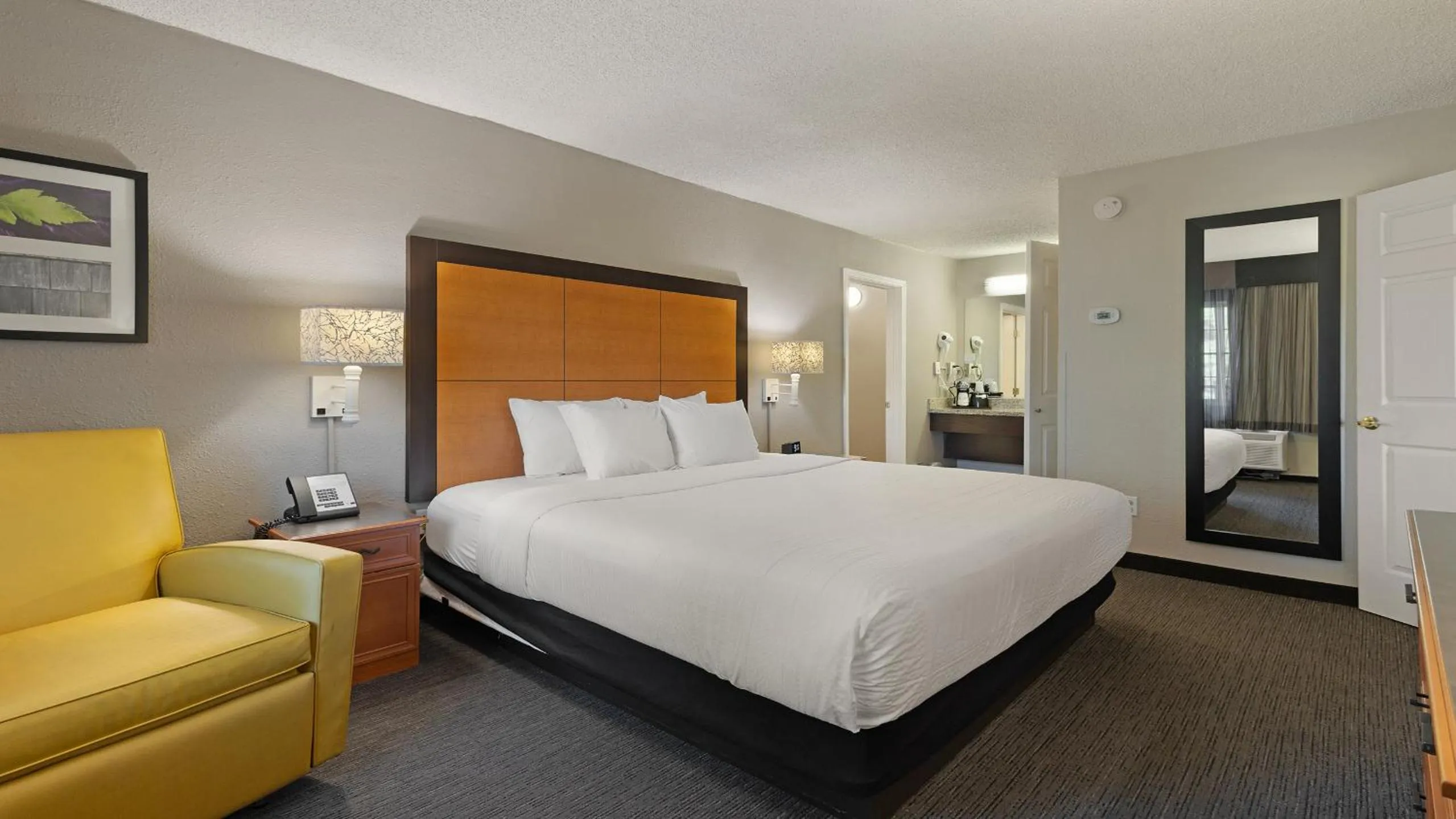 Deluxe King Suite in Howard Johnson by Wyndham Sacramento Downtown