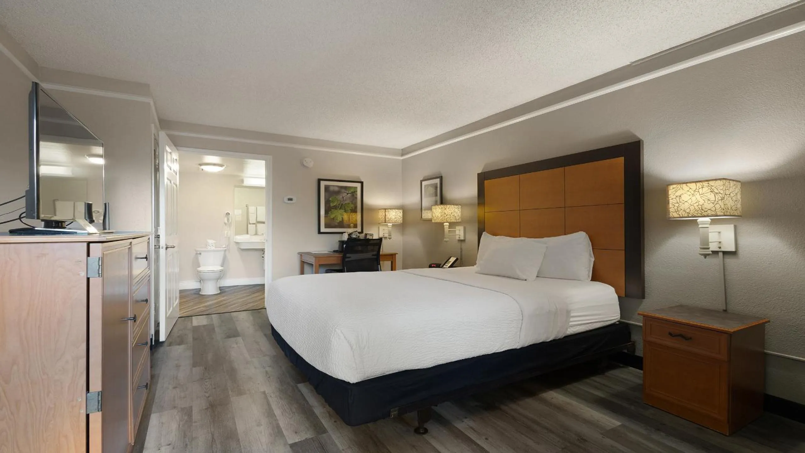 Queen Room - Mobility Access/Non-Smoking in Howard Johnson by Wyndham Sacramento Downtown