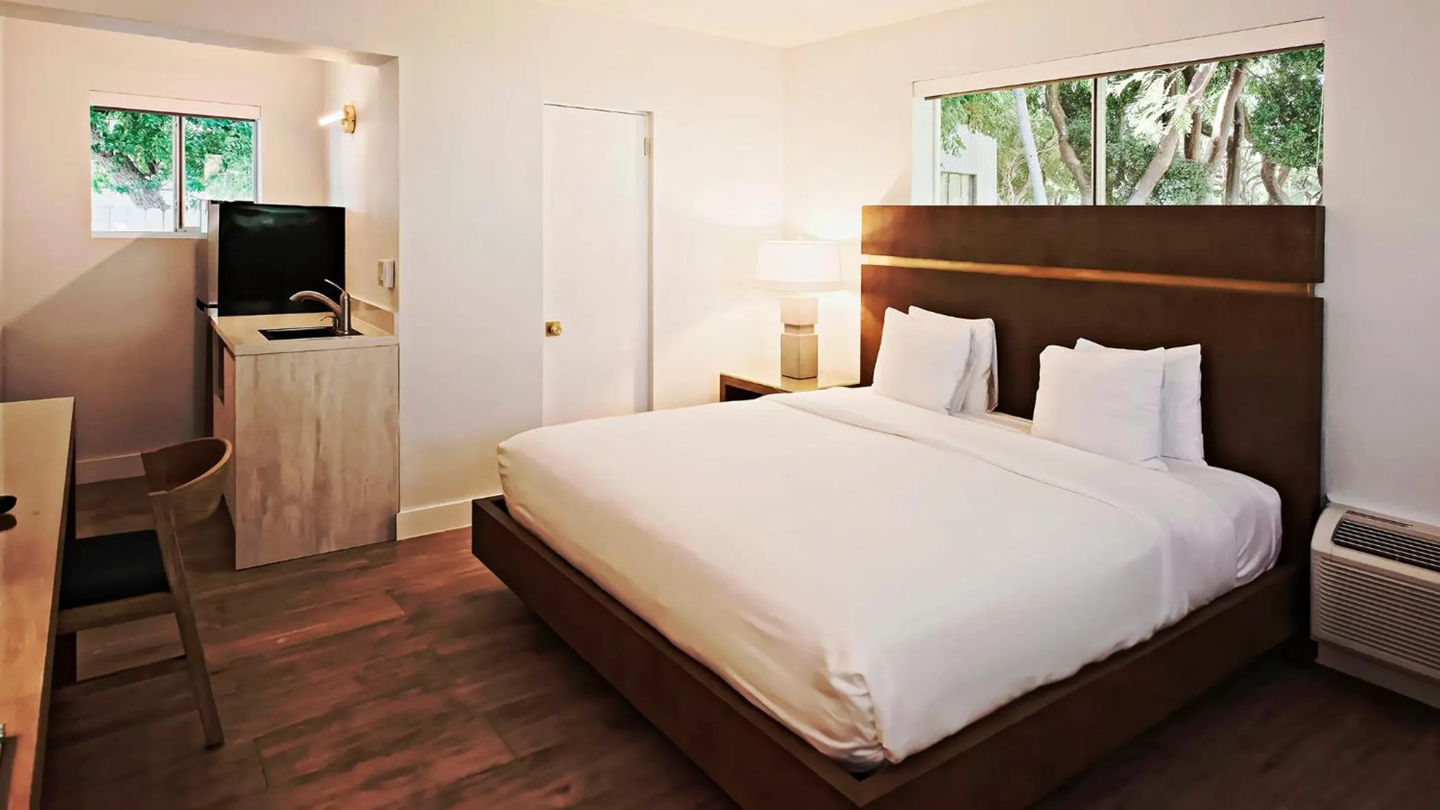 Deluxe King Room in Sunset Inn