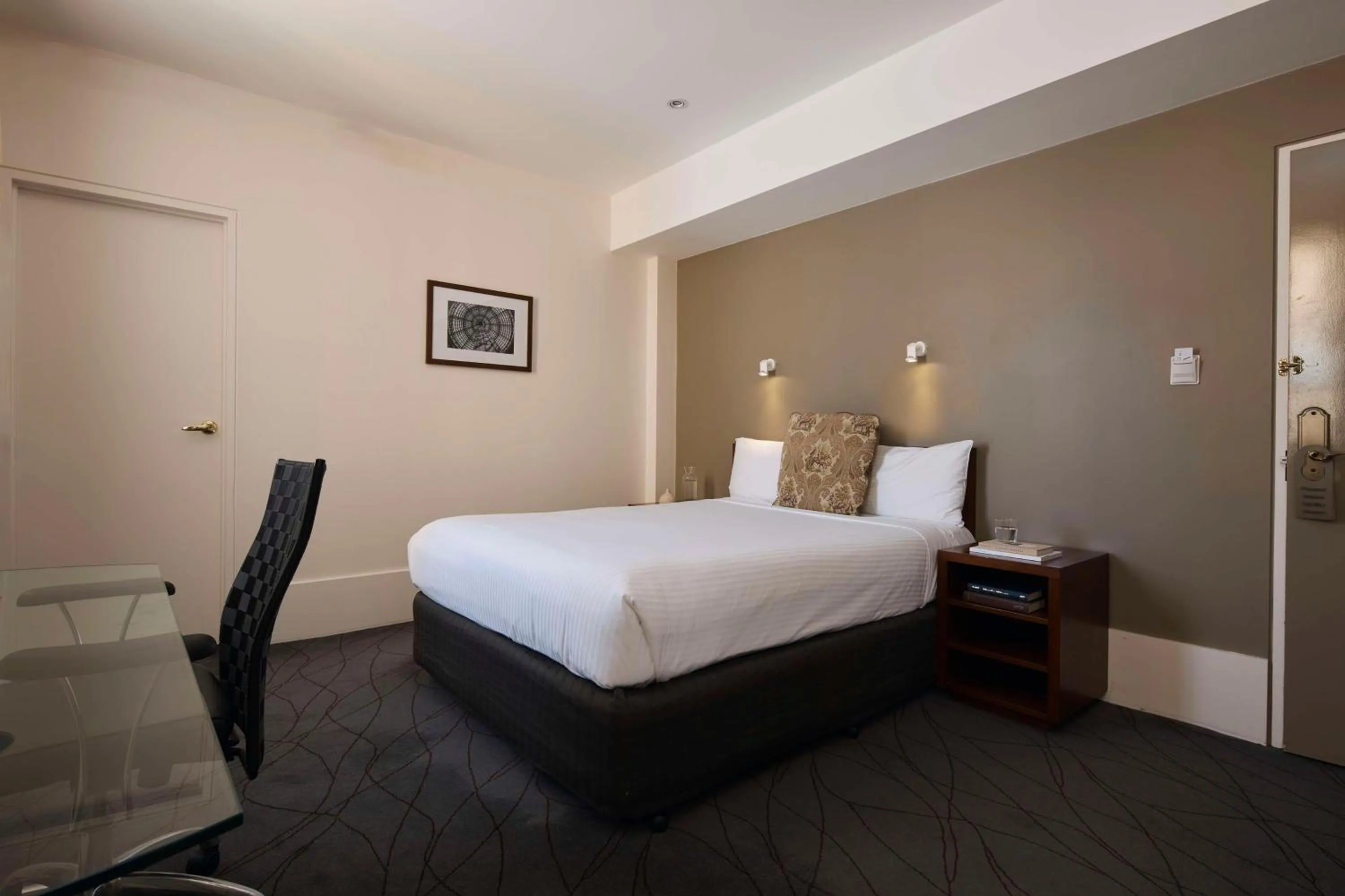 Heritage Queen Room in The Victoria Hotel