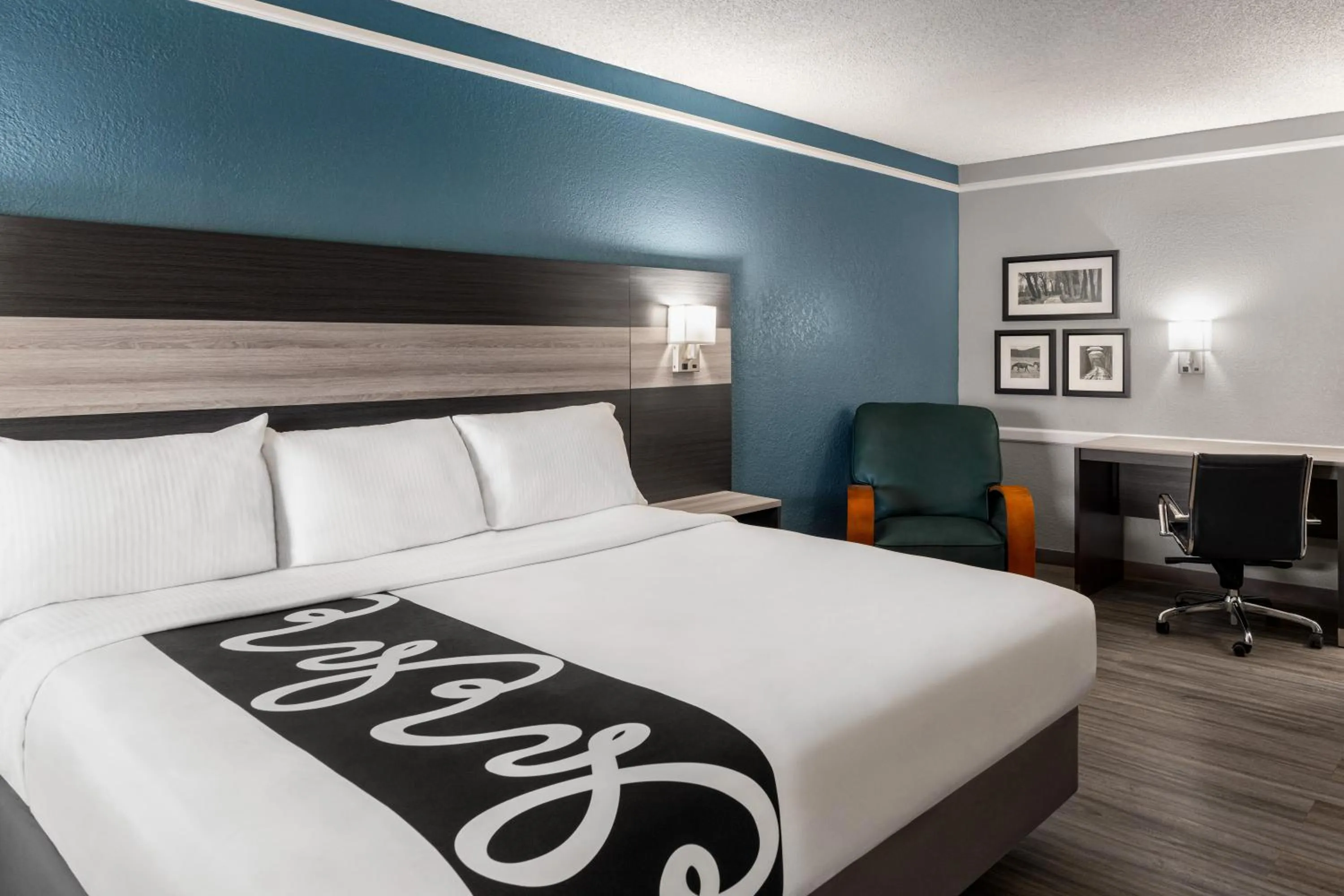 1 King Bed, Mobility/Hearing Accessible Room, Bathtub w/ Grab Bars, Non-Smoking in La Quinta Inn by Wyndham Victoria