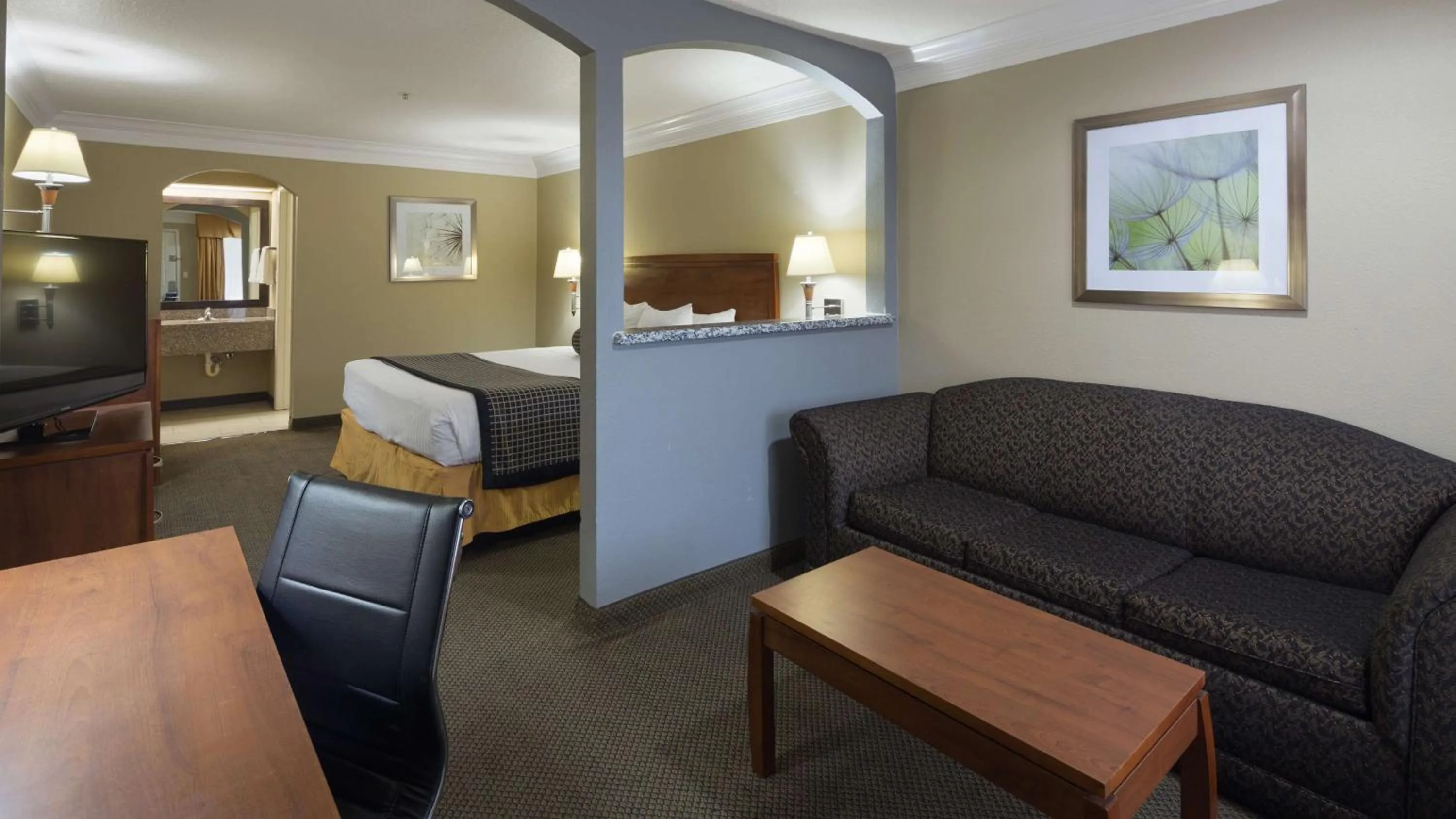 King Suite - Disability Access in Best Western Angleton Inn