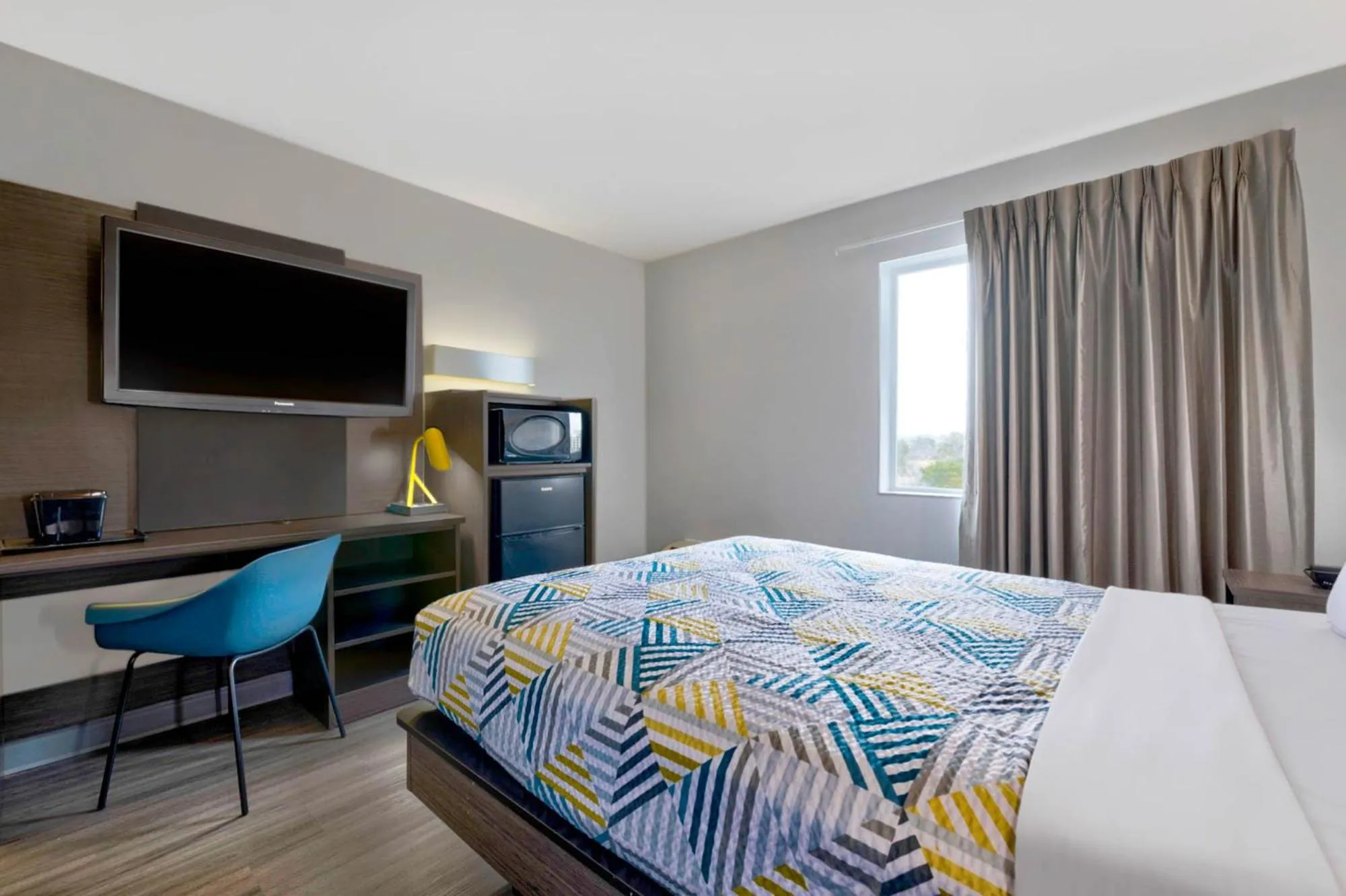 Deluxe Queen Room - Non-Smoking in Motel 6-Marble Falls, TX