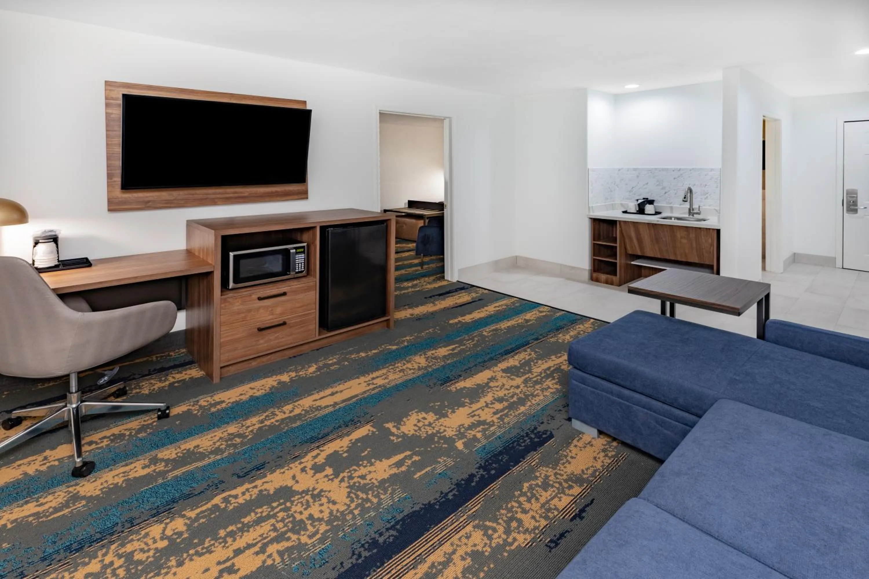 Queen Studio Suite with Roll-In Shower - Deluxe Mobility/Hearing Accessible /Non-Smoking in La Quinta Inn & Suites by Wyndham Pharr RGV Medical Center