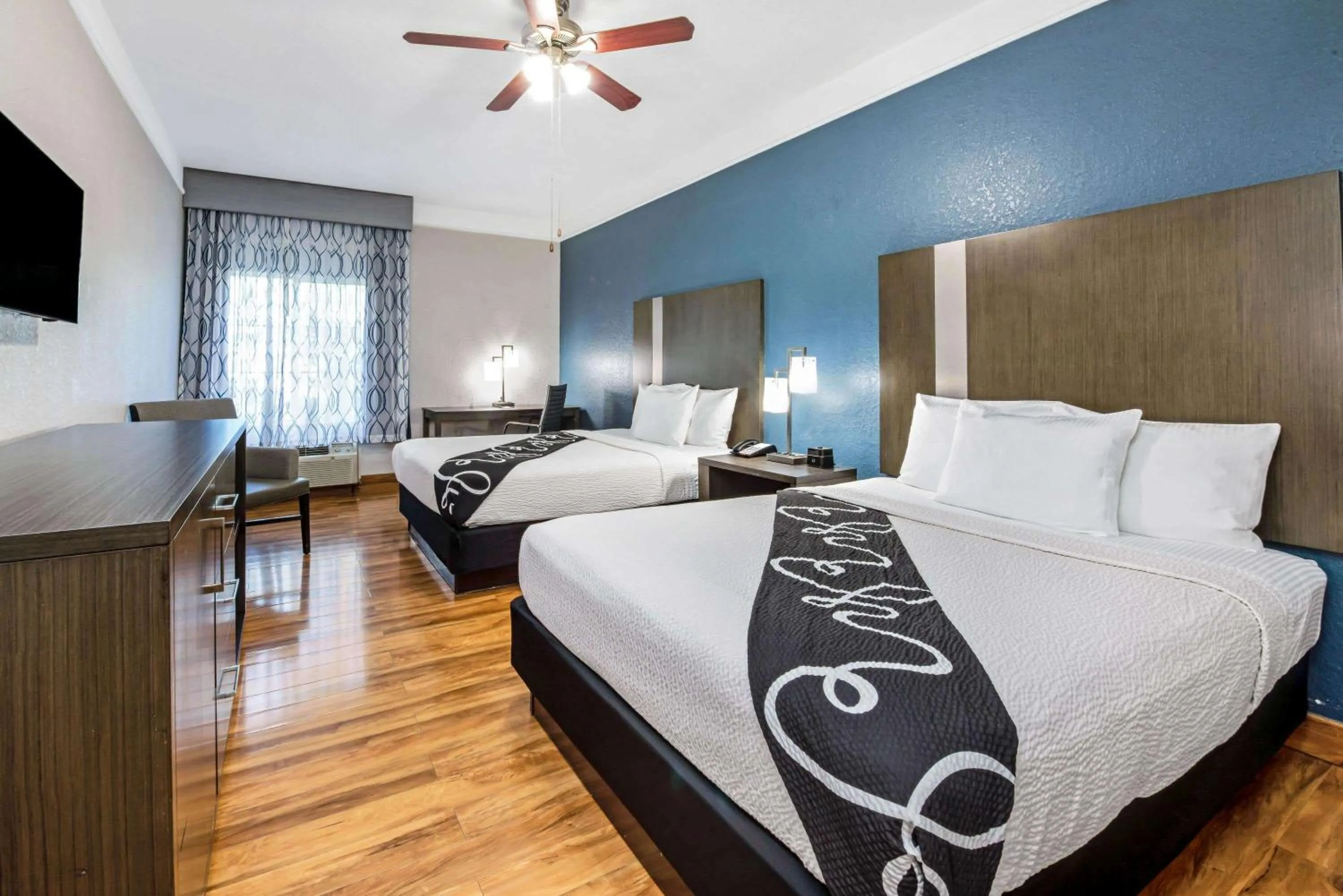 Deluxe Queen Room with Two Queen Beds in La Quinta Inn & Suite Kingwood Houston IAH Airport 53200